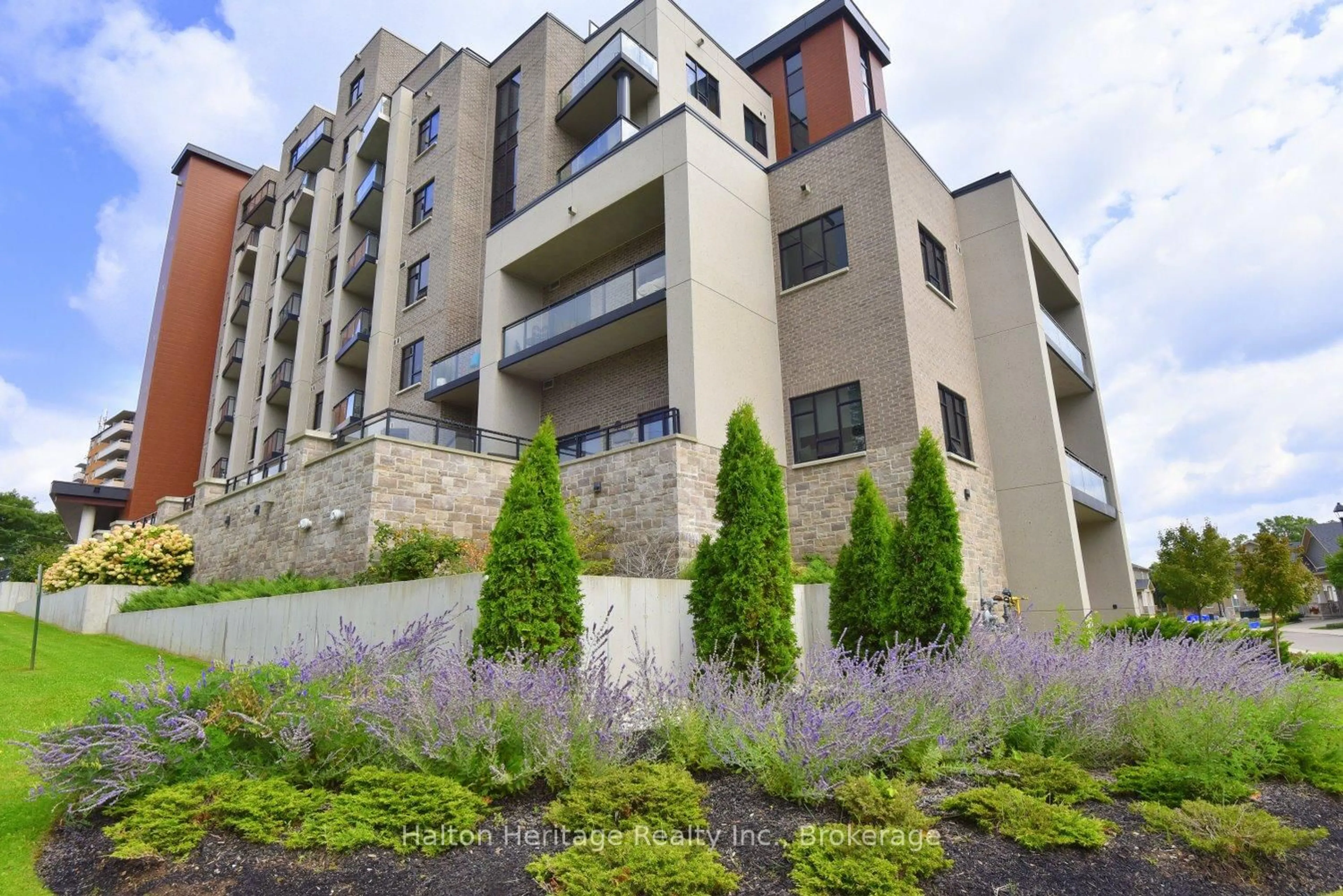 Patio, building for 30 Hamilton St #510, Hamilton Ontario L8B 1V8