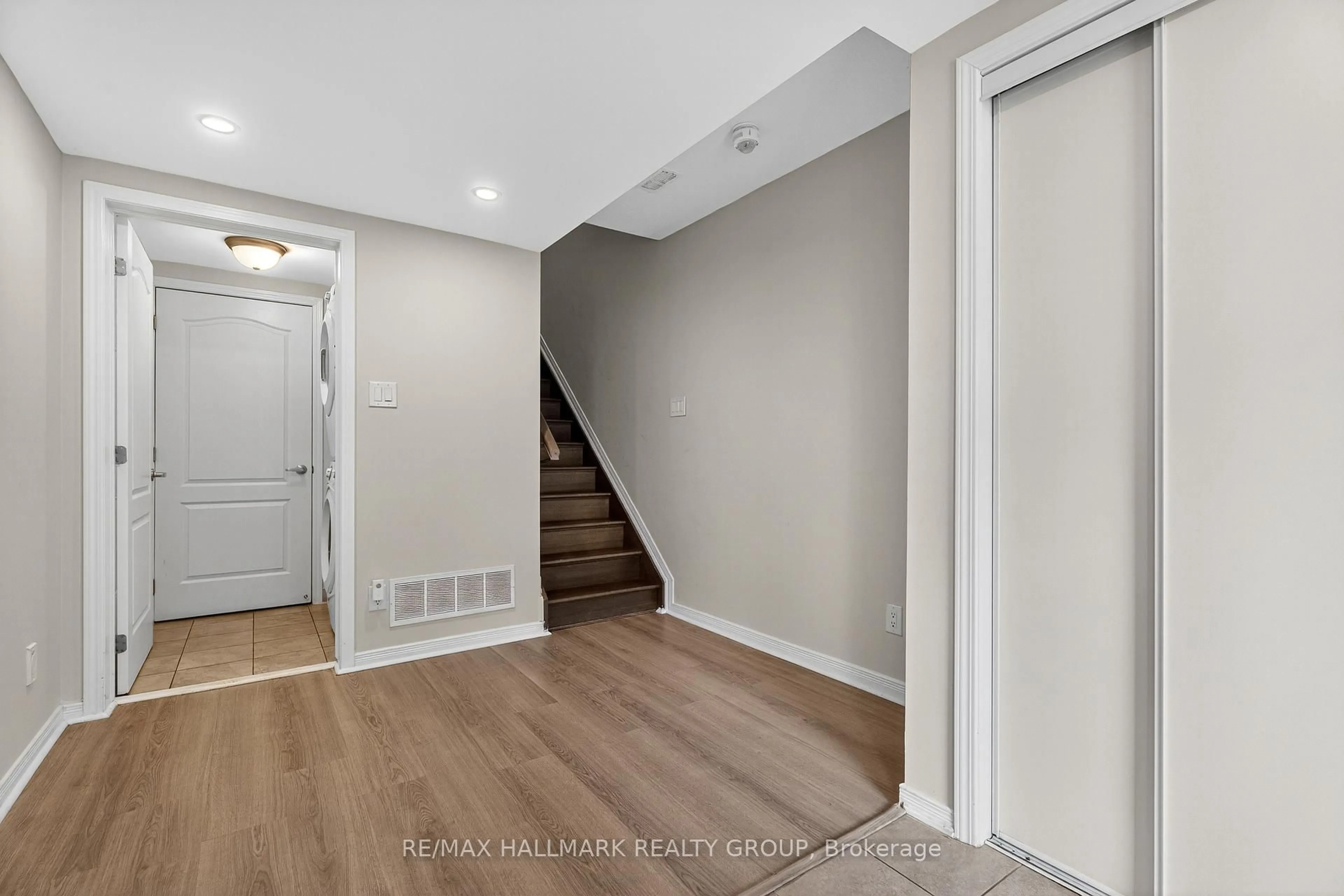 Indoor entryway for 805 Element Private, Ottawa Ontario K2M 0M8