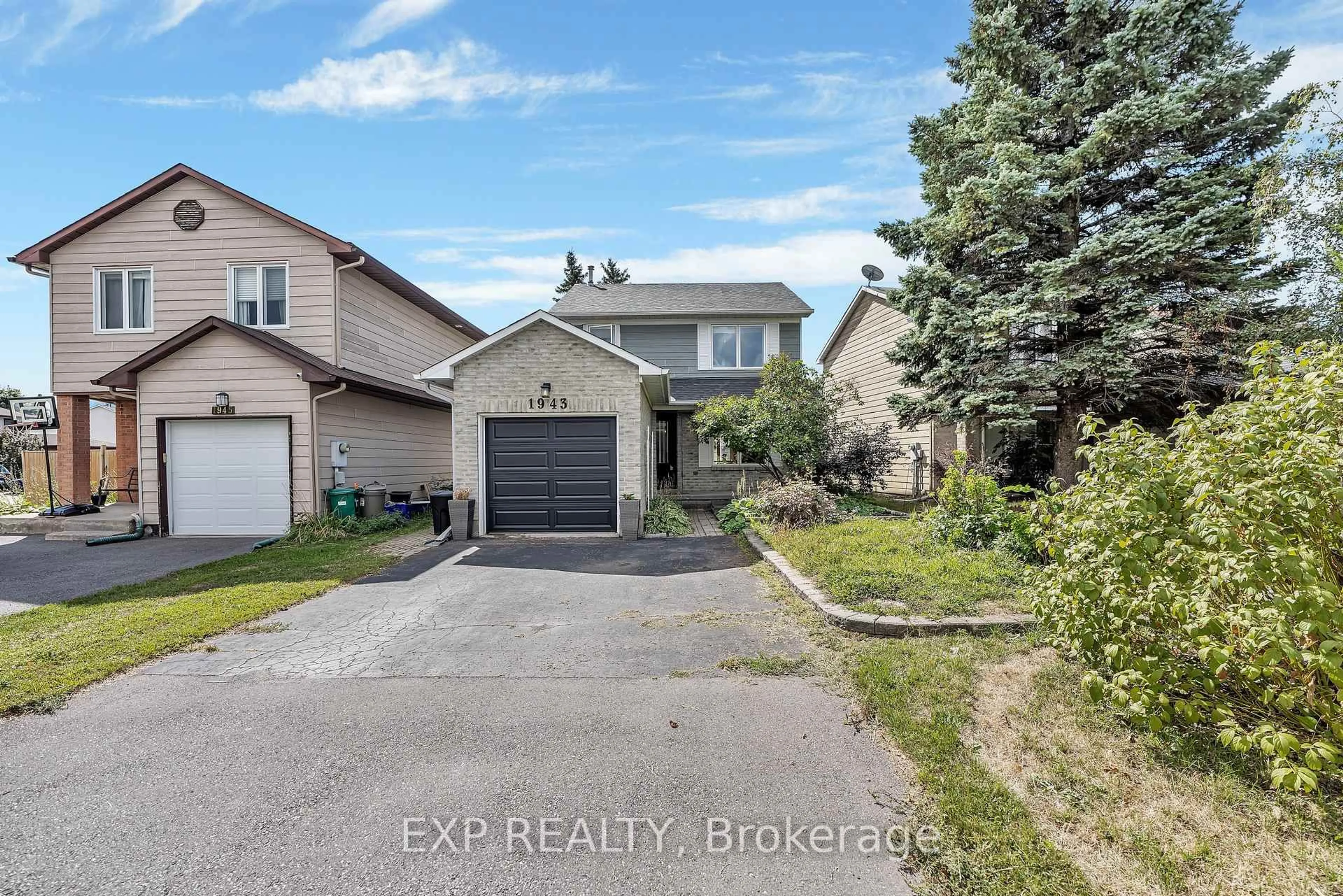 A pic from outside/outdoor area/front of a property/back of a property/a pic from drone, street for 1943 LONGMAN Cres, Orleans Ontario K1C 5G8