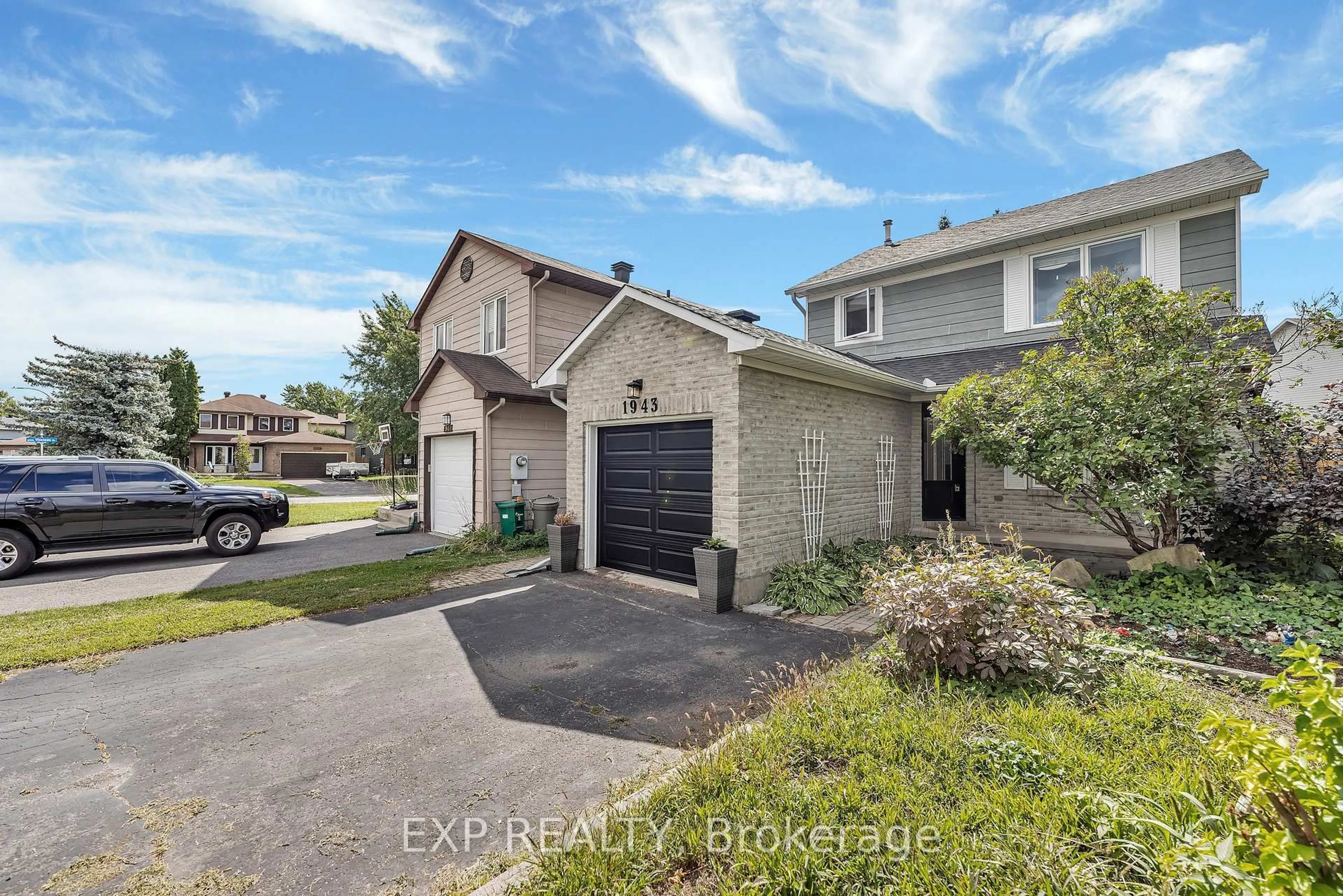 A pic from outside/outdoor area/front of a property/back of a property/a pic from drone, street for 1943 LONGMAN Cres, Orleans Ontario K1C 5G8