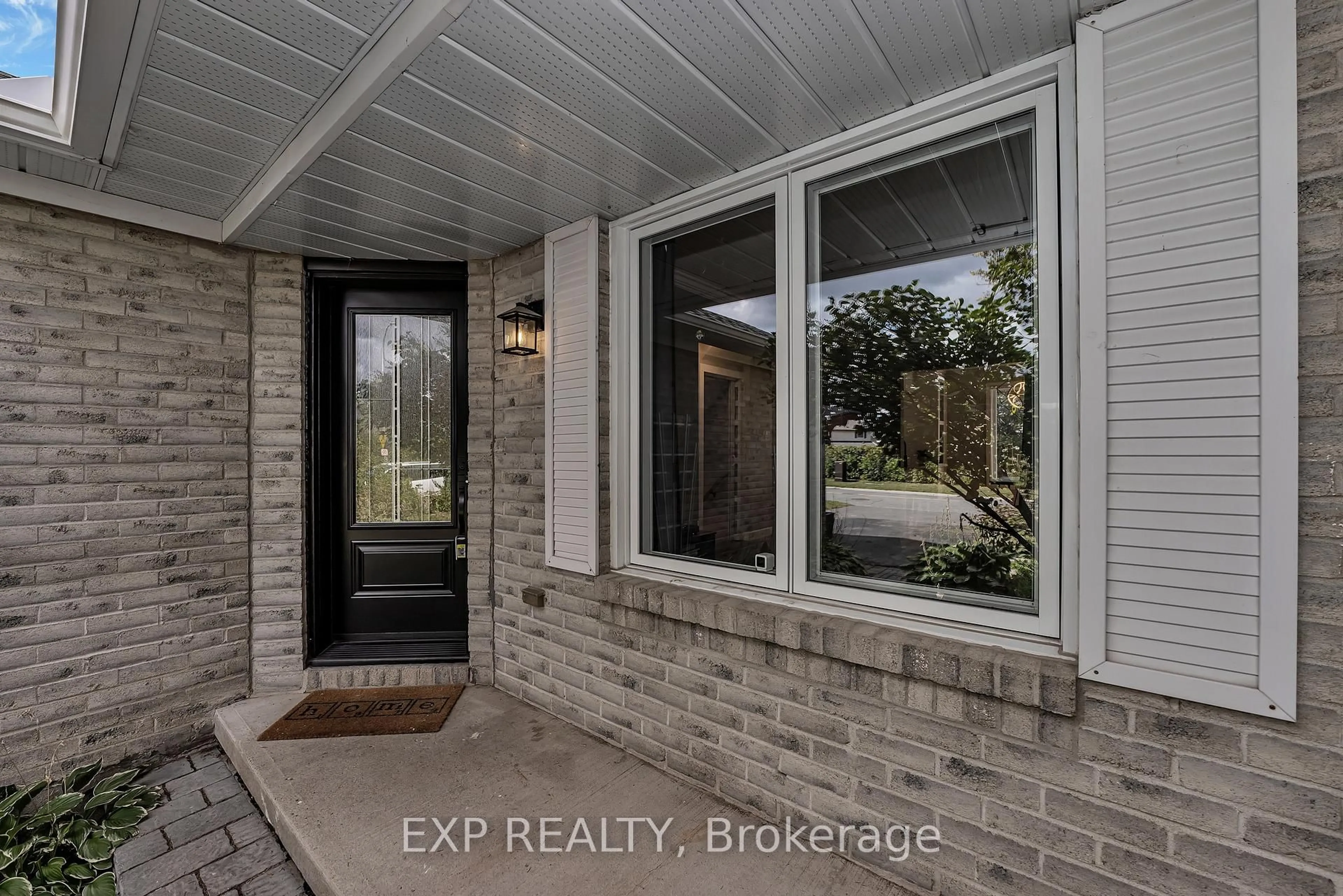 Indoor entryway for 1943 LONGMAN Cres, Orleans Ontario K1C 5G8