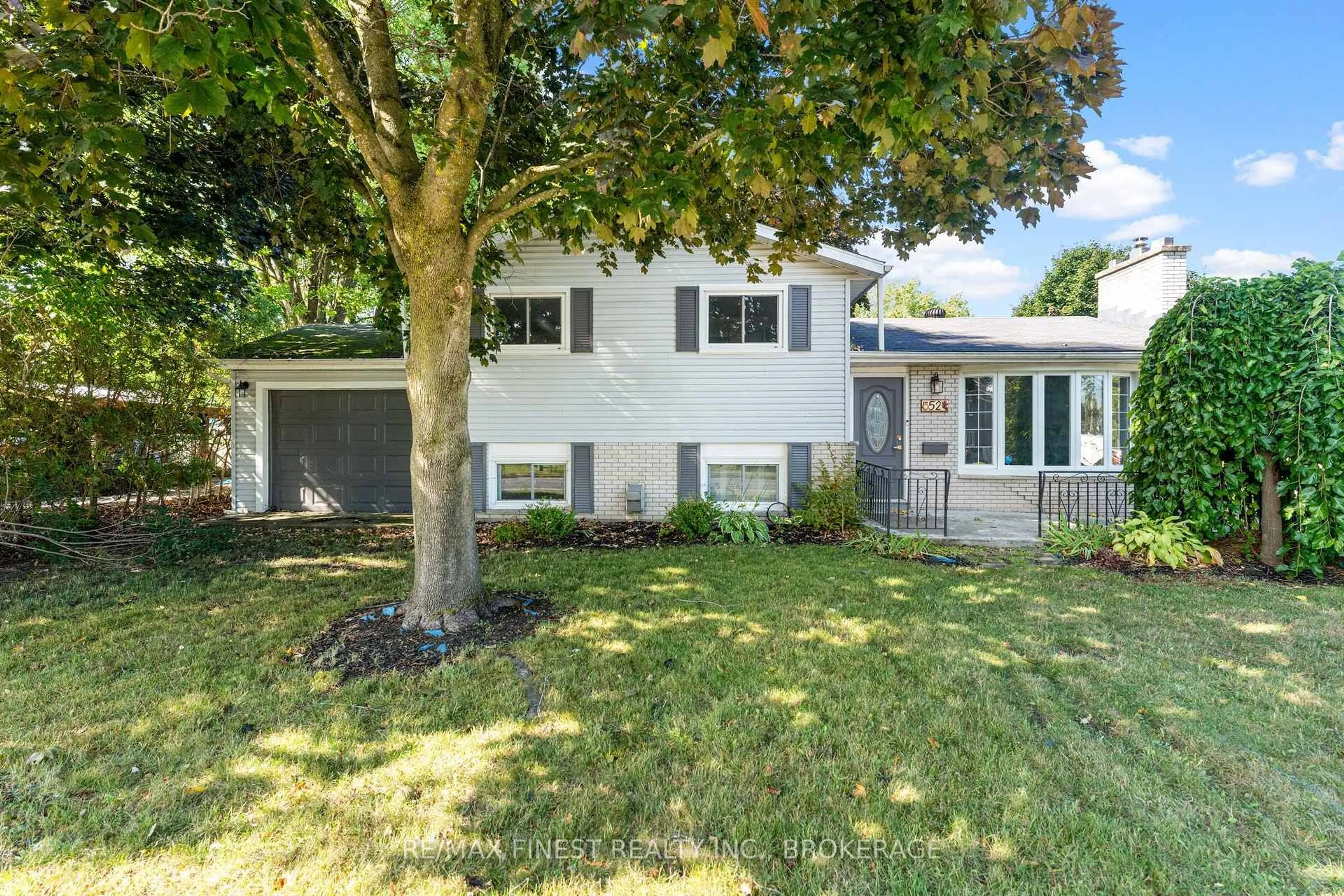 Home with vinyl exterior material, street for 52 Windsor Dr, Brockville Ontario K6V 3H6