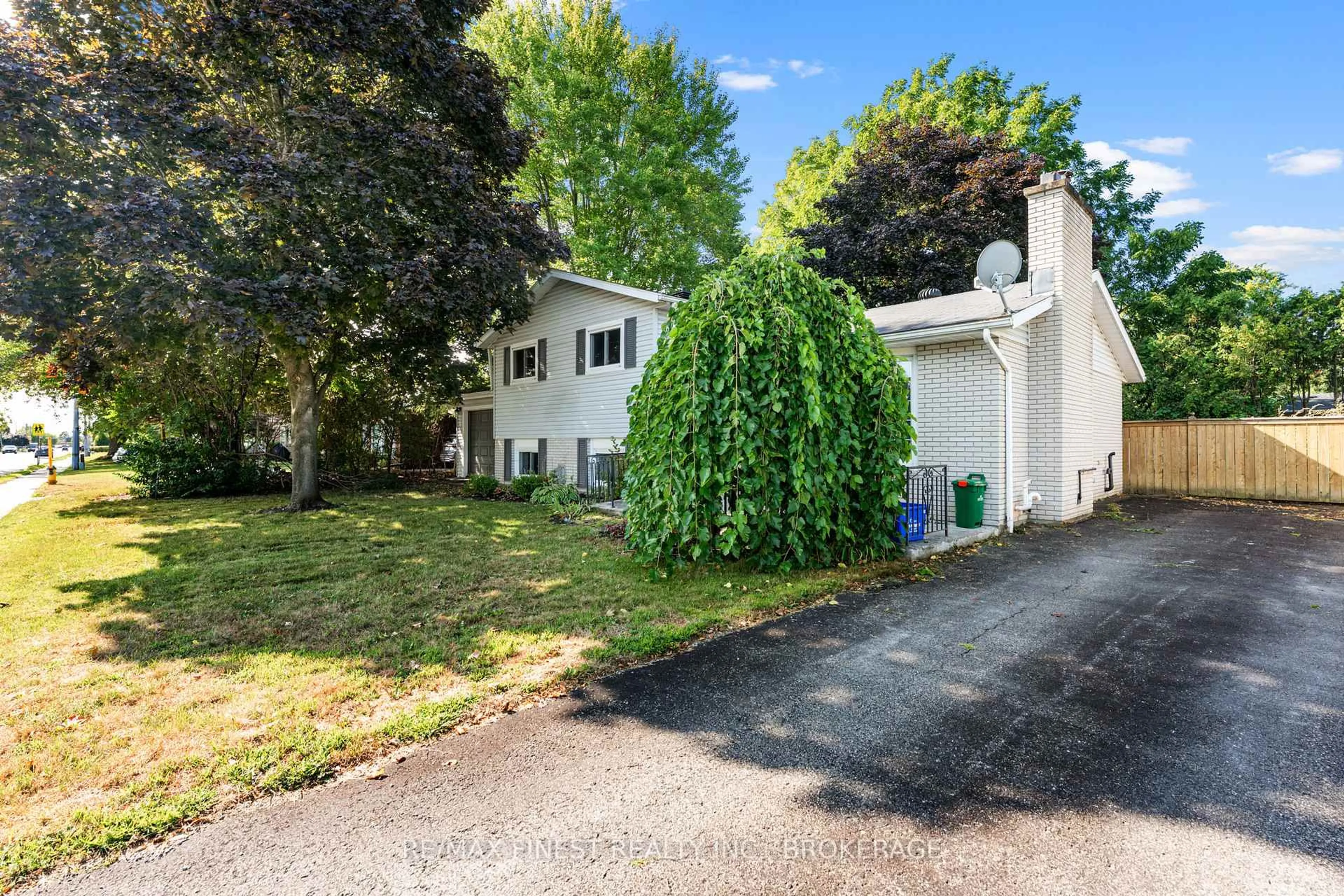 A pic from outside/outdoor area/front of a property/back of a property/a pic from drone, street for 52 Windsor Dr, Brockville Ontario K6V 3H6