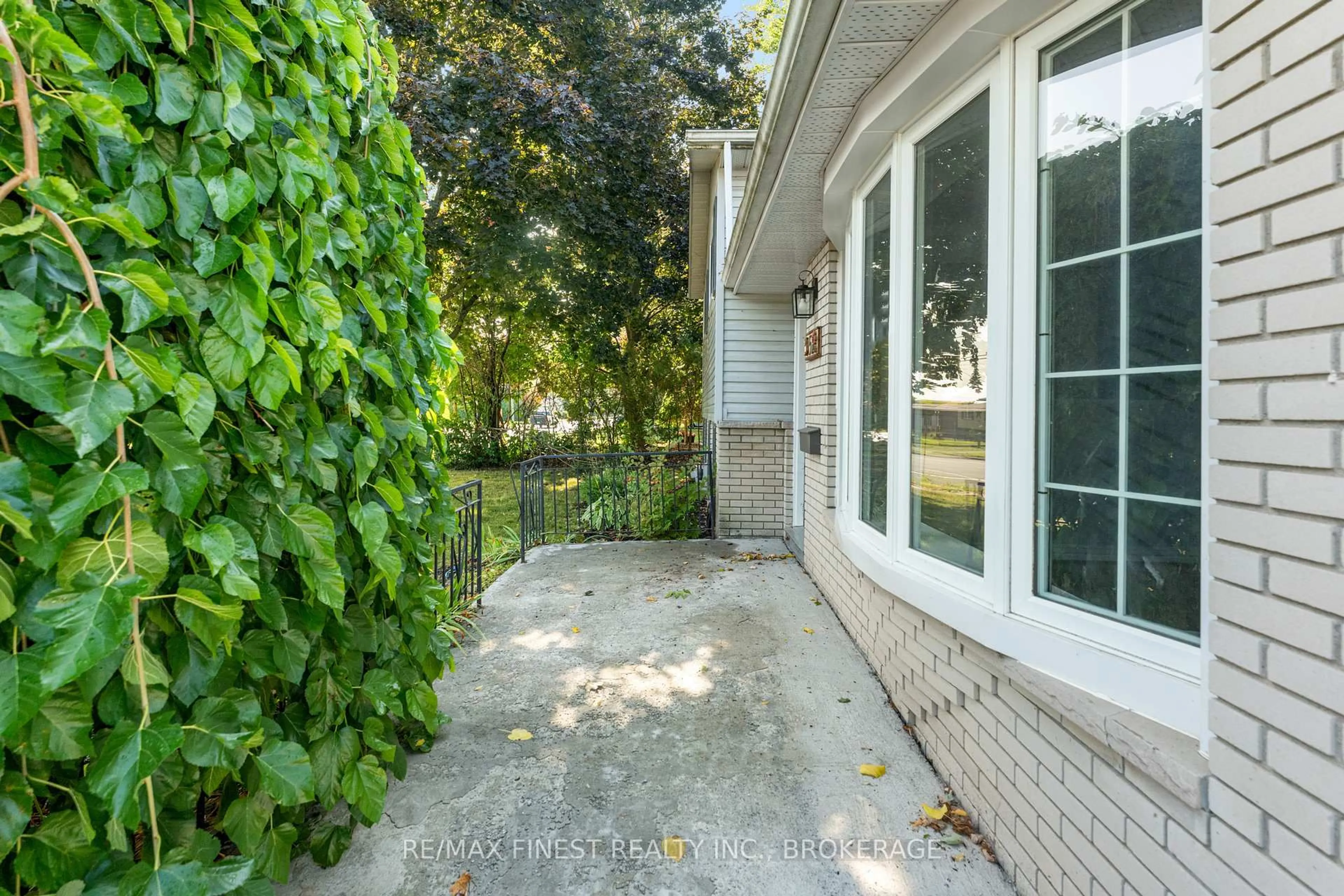 Patio, street for 52 Windsor Dr, Brockville Ontario K6V 3H6