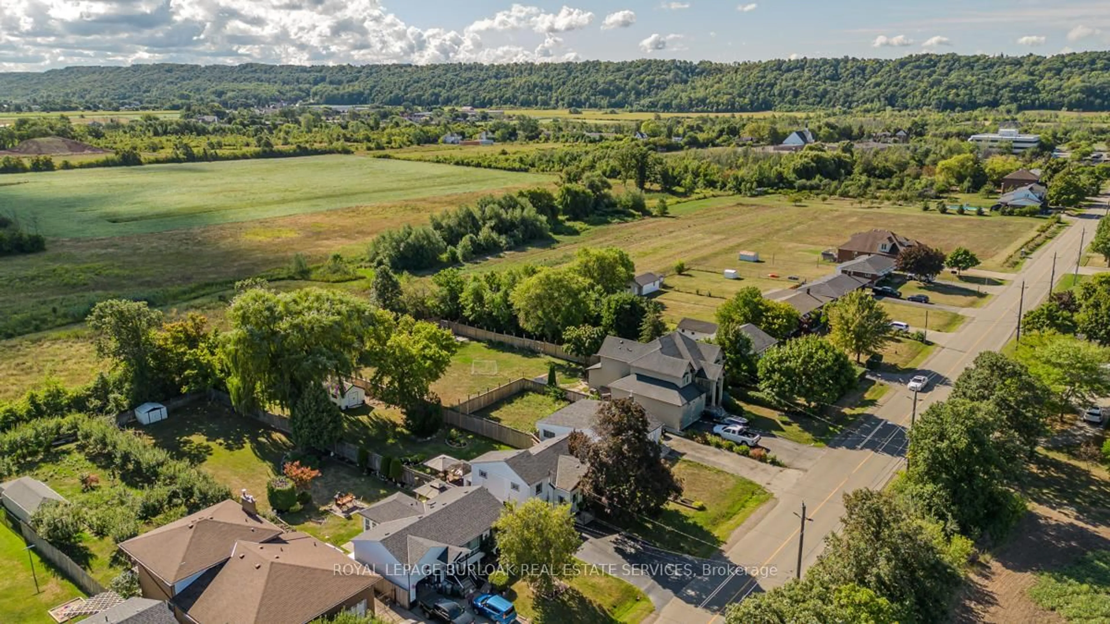 A pic from outside/outdoor area/front of a property/back of a property/a pic from drone, unknown for 270 Jones Rd, Hamilton Ontario L8E 5J5
