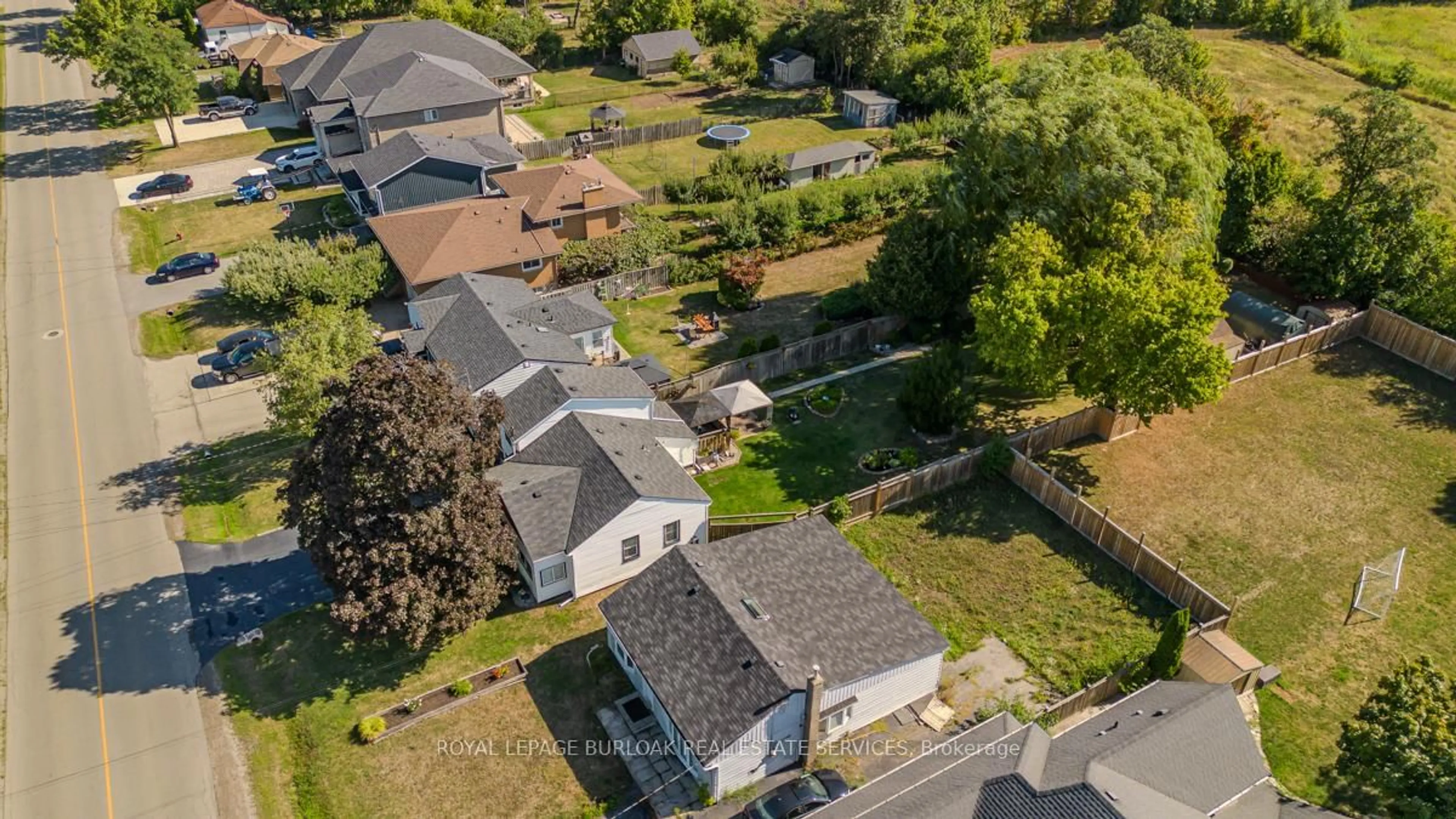 A pic from outside/outdoor area/front of a property/back of a property/a pic from drone, street for 270 Jones Rd, Hamilton Ontario L8E 5J5