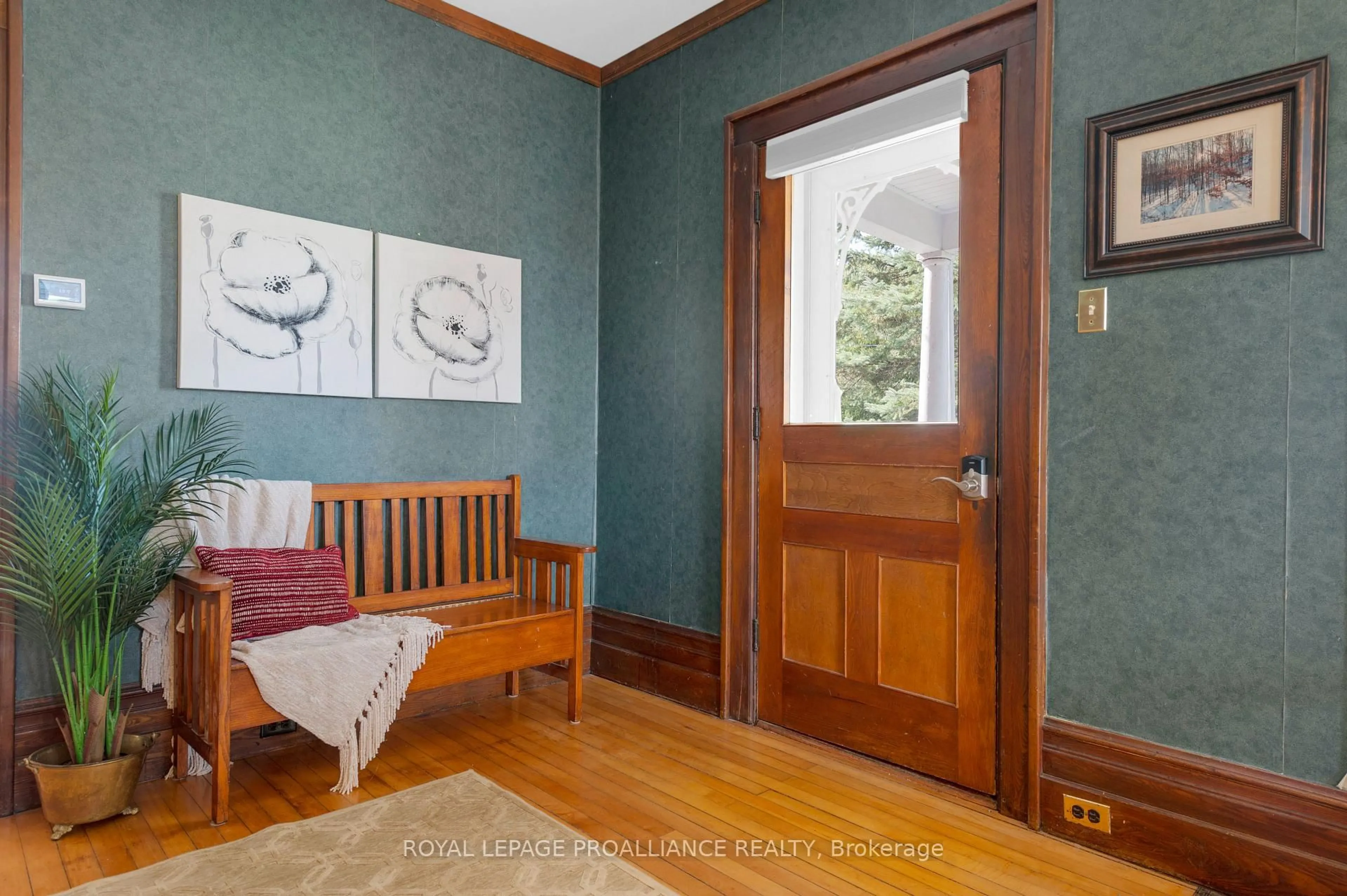 Indoor entryway for 262 Metcalf St, Tweed Ontario K0K 3J0