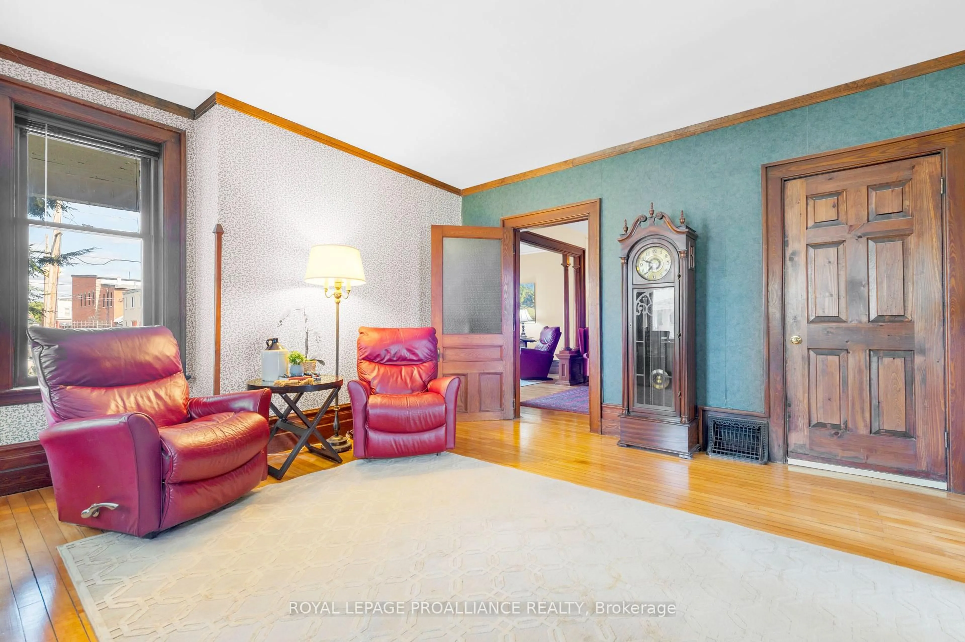 Indoor foyer for 262 Metcalf St, Tweed Ontario K0K 3J0