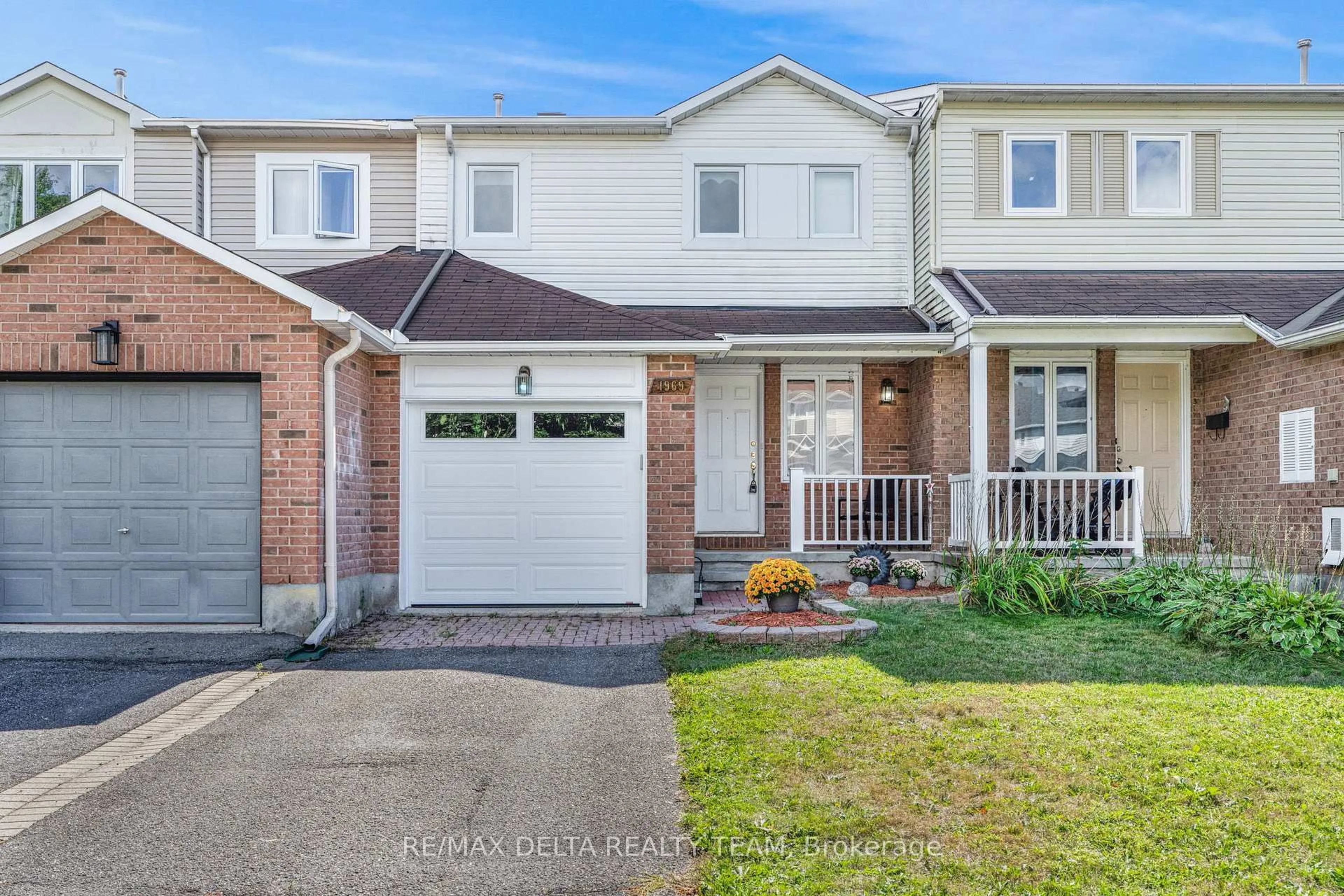 Home with brick exterior material, street for 1969 SUNLAND Dr, Ottawa Ontario K4A 3T1