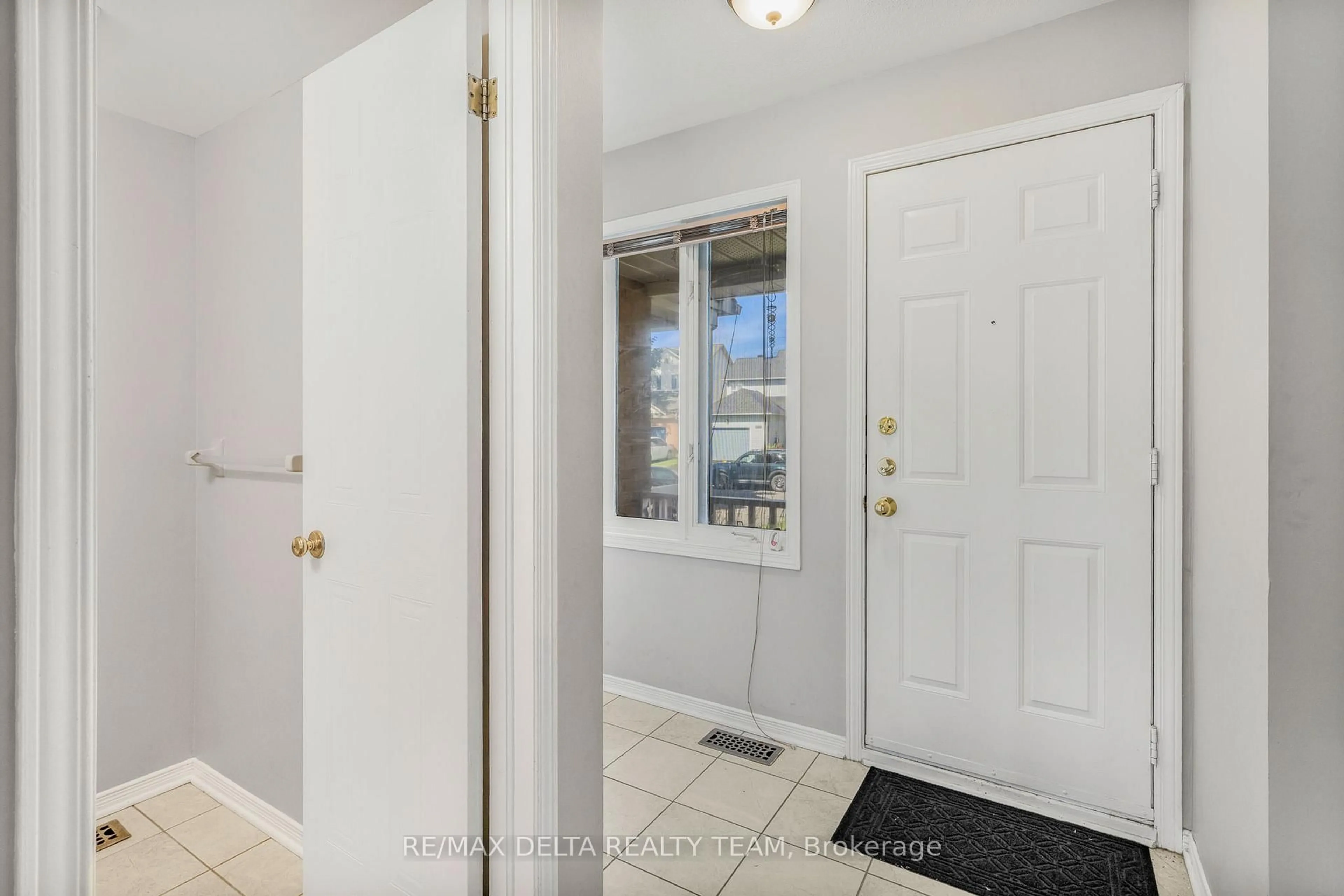 Indoor entryway for 1969 SUNLAND Dr, Ottawa Ontario K4A 3T1
