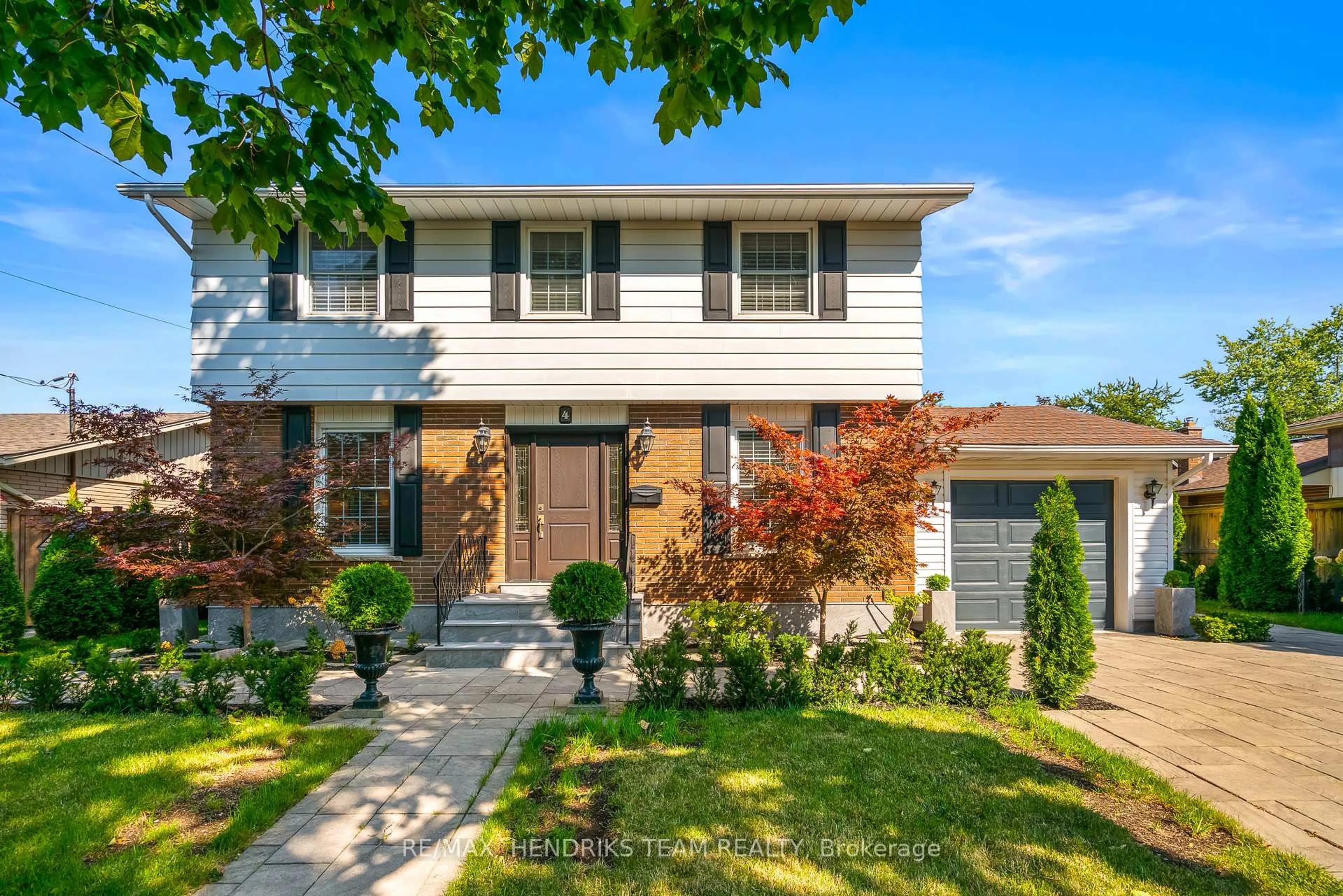 Home with vinyl exterior material, street for 4 Upper Canada Dr, St. Catharines Ontario L2N 3H4