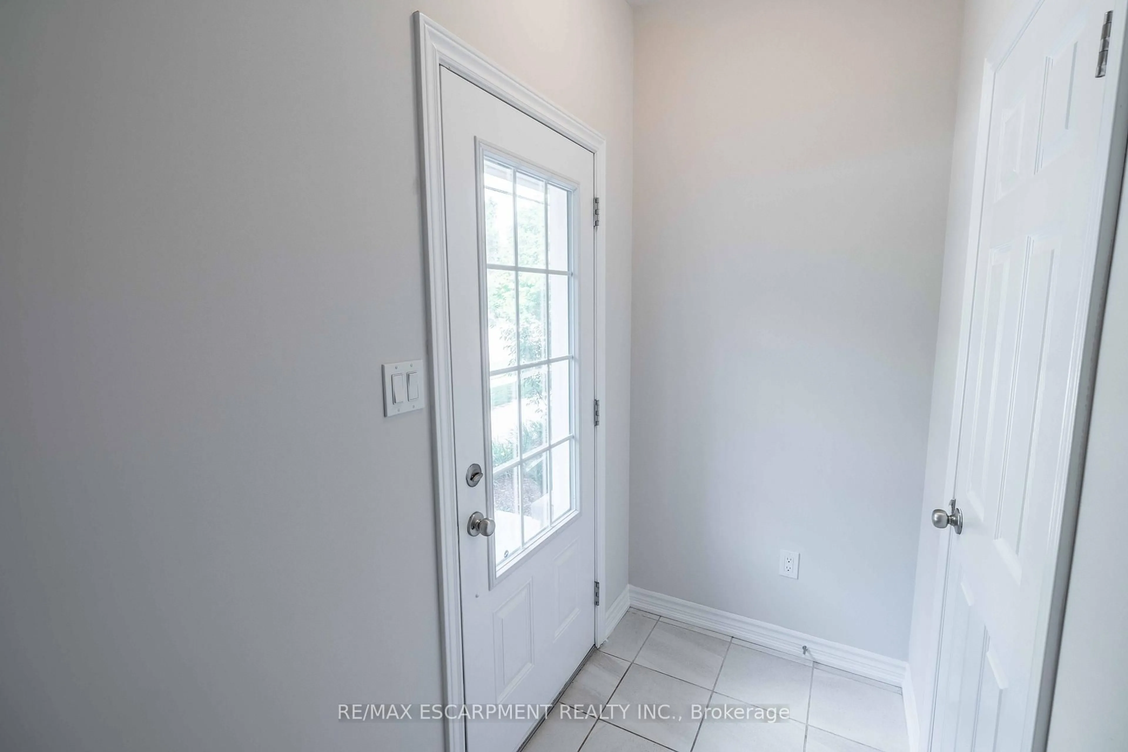 Indoor entryway for 677 Park Rd #7, Brantford Ontario N3R 0A2