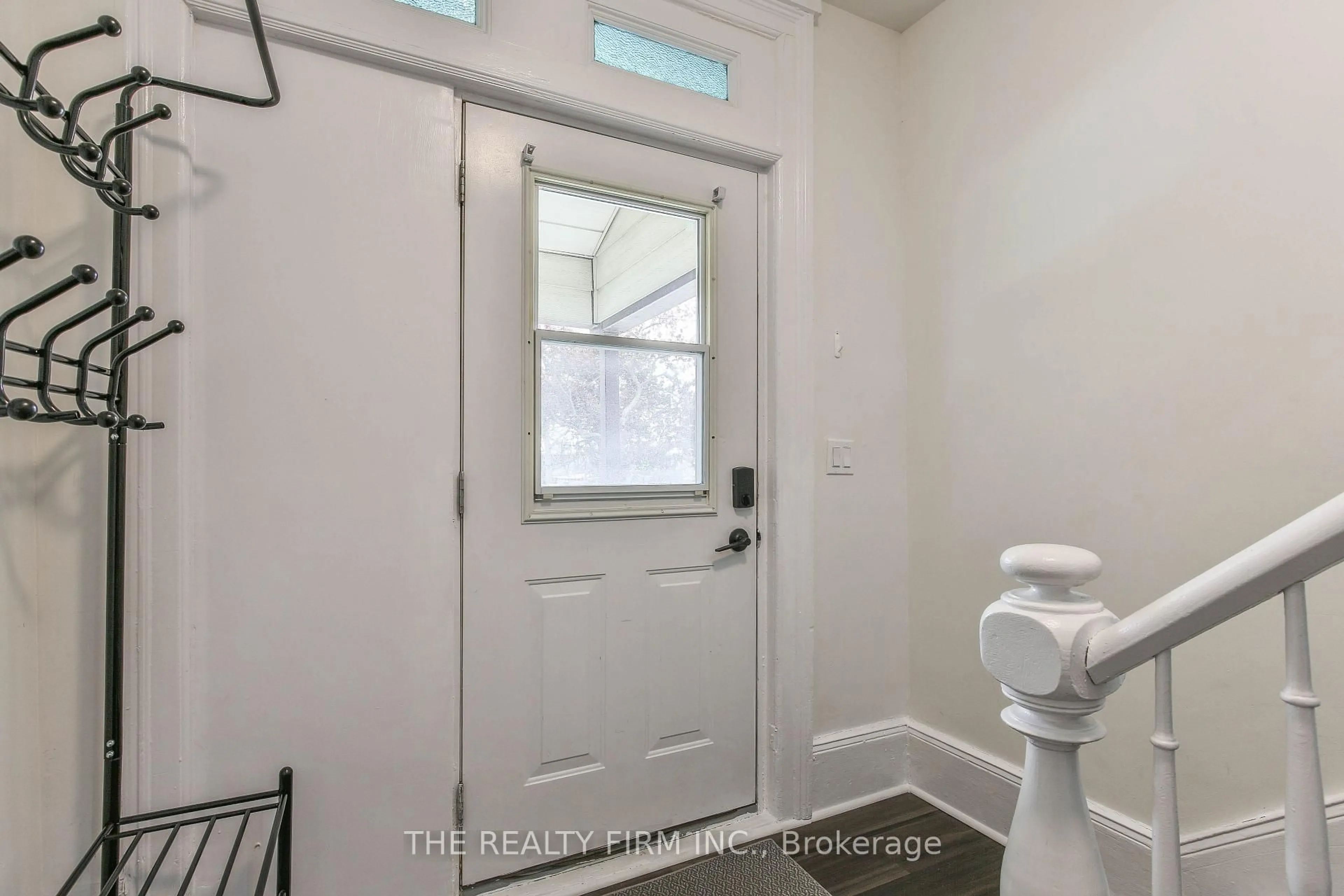 Indoor entryway for 12 WELDON Ave, St. Thomas Ontario N5P 1J6