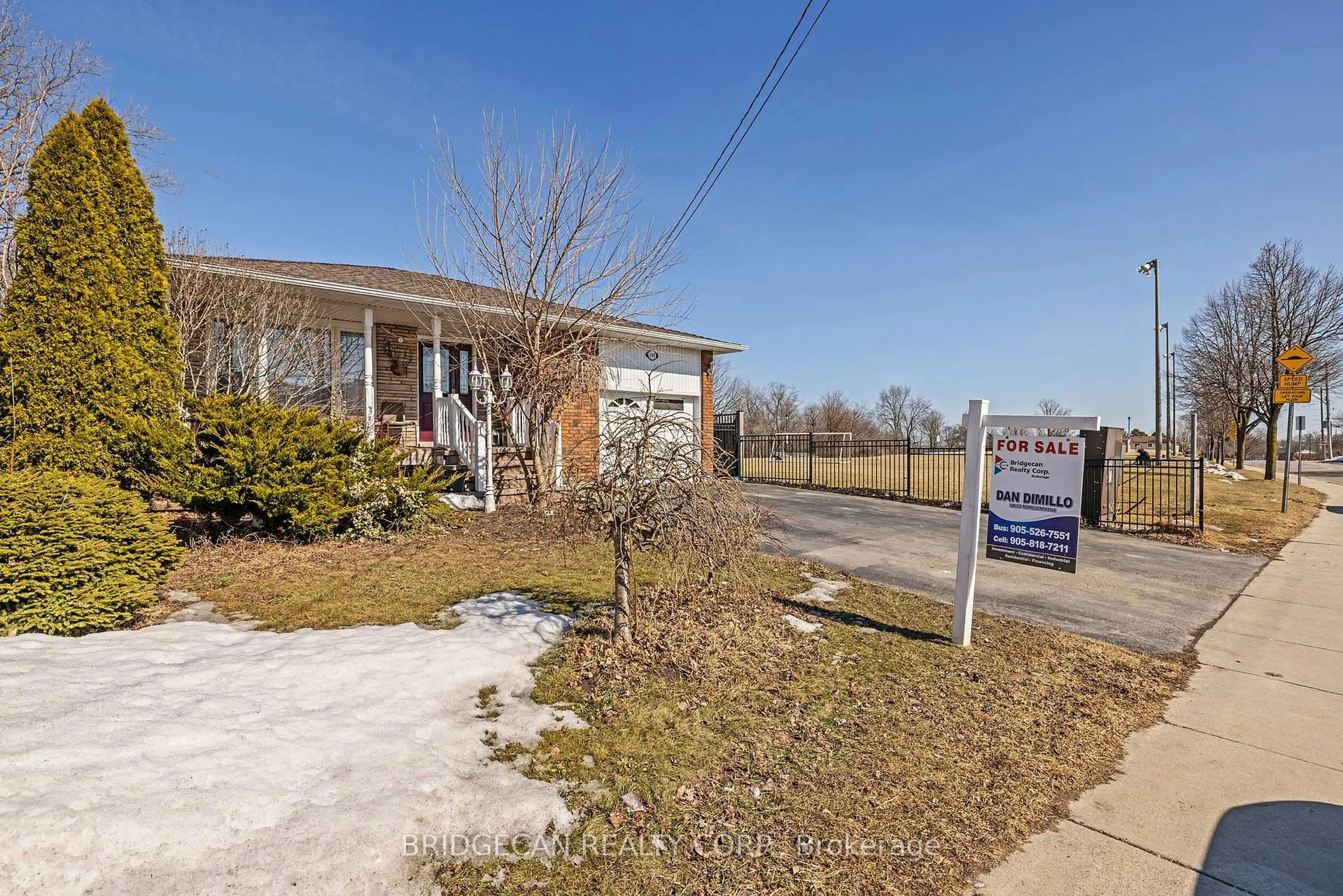 A pic from outside/outdoor area/front of a property/back of a property/a pic from drone, street for 490 Queen Victoria Dr, Hamilton Ontario L8W 1G9