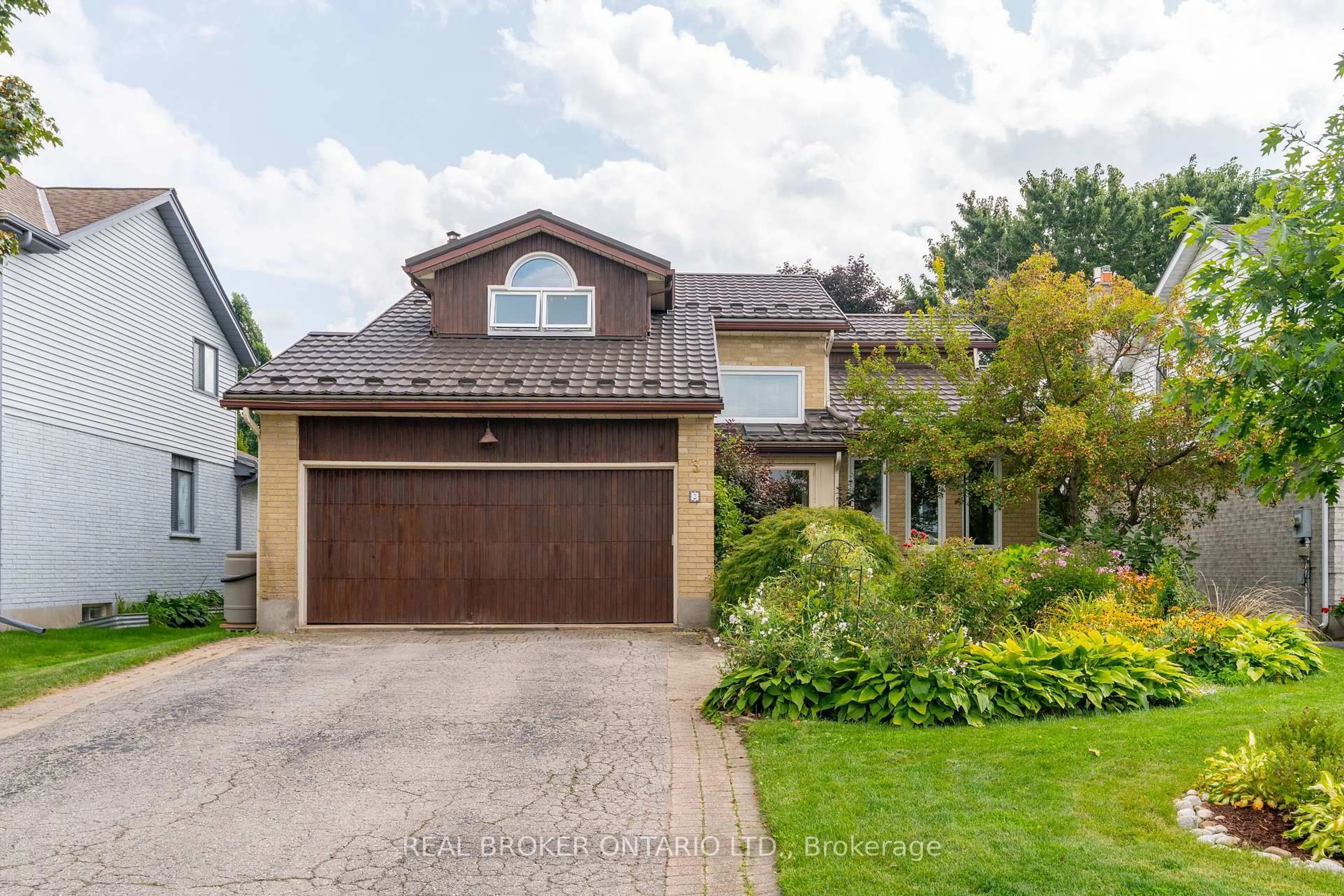 A pic from outside/outdoor area/front of a property/back of a property/a pic from drone, street for 3 Brookhaven Crt, Guelph Ontario N1G 4C1