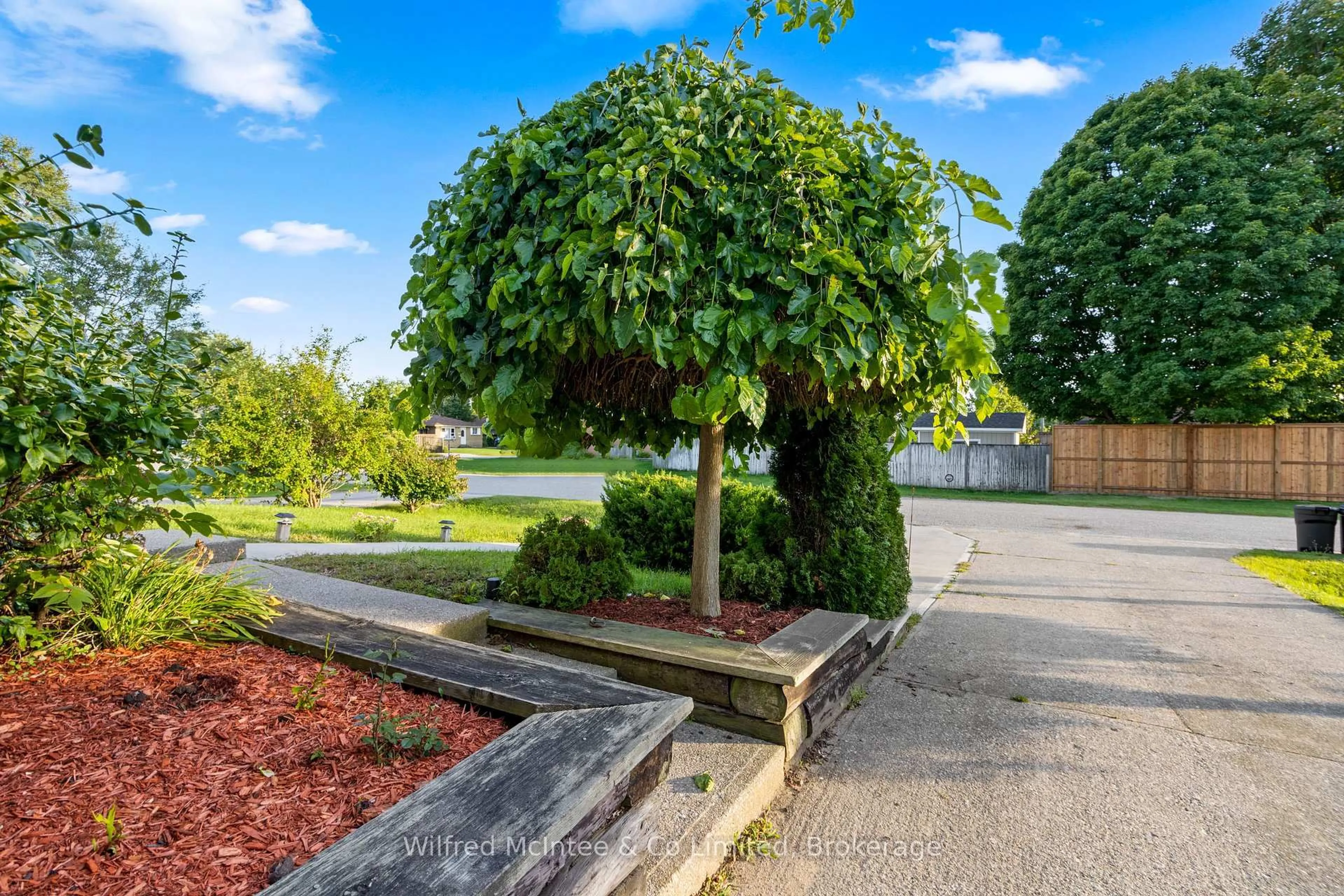 Patio, street for 517 Wales Dr, Saugeen Shores Ontario N0H 2C1