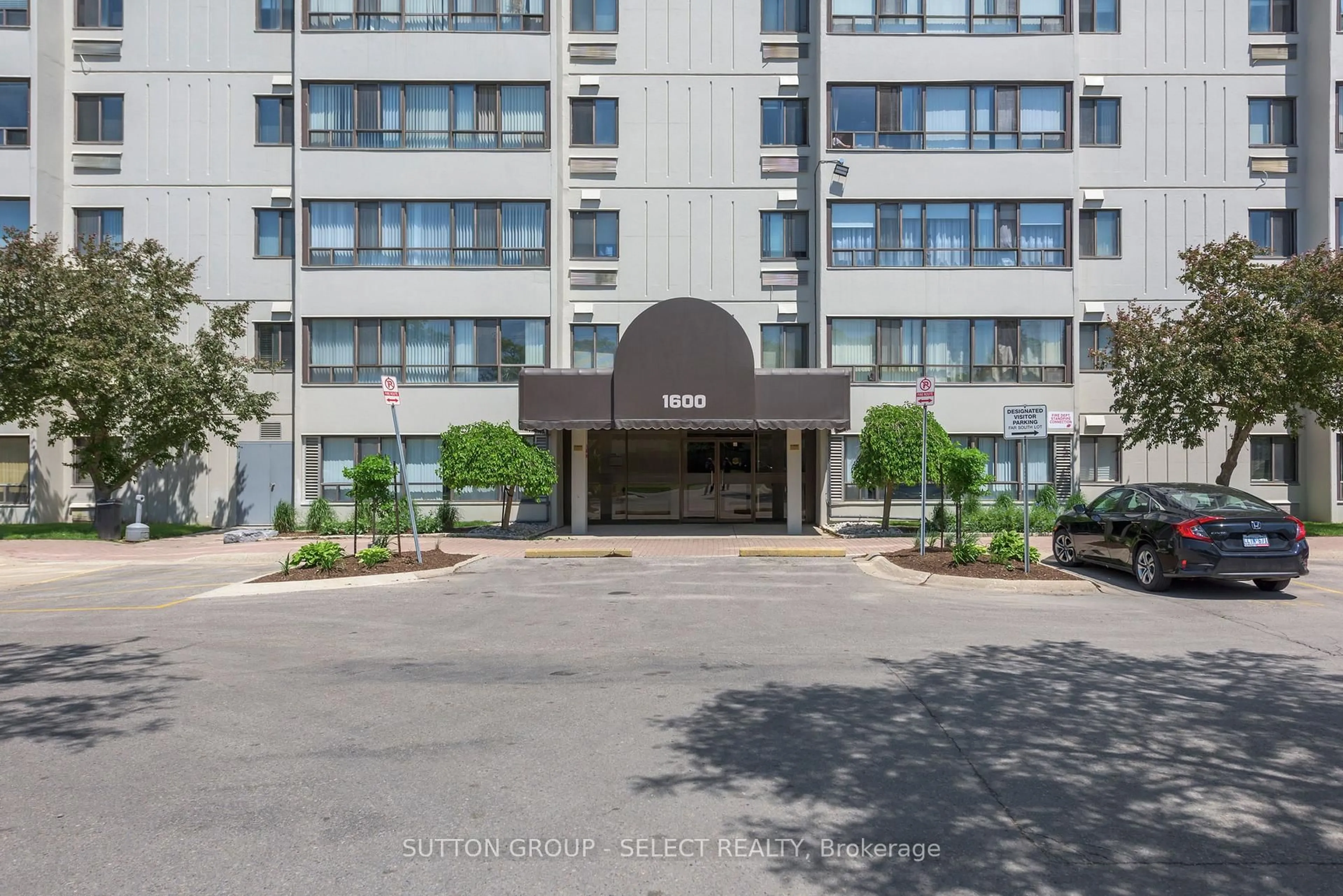 Indoor foyer for 1600 Adelaide St #305, London North Ontario N5X 3H6