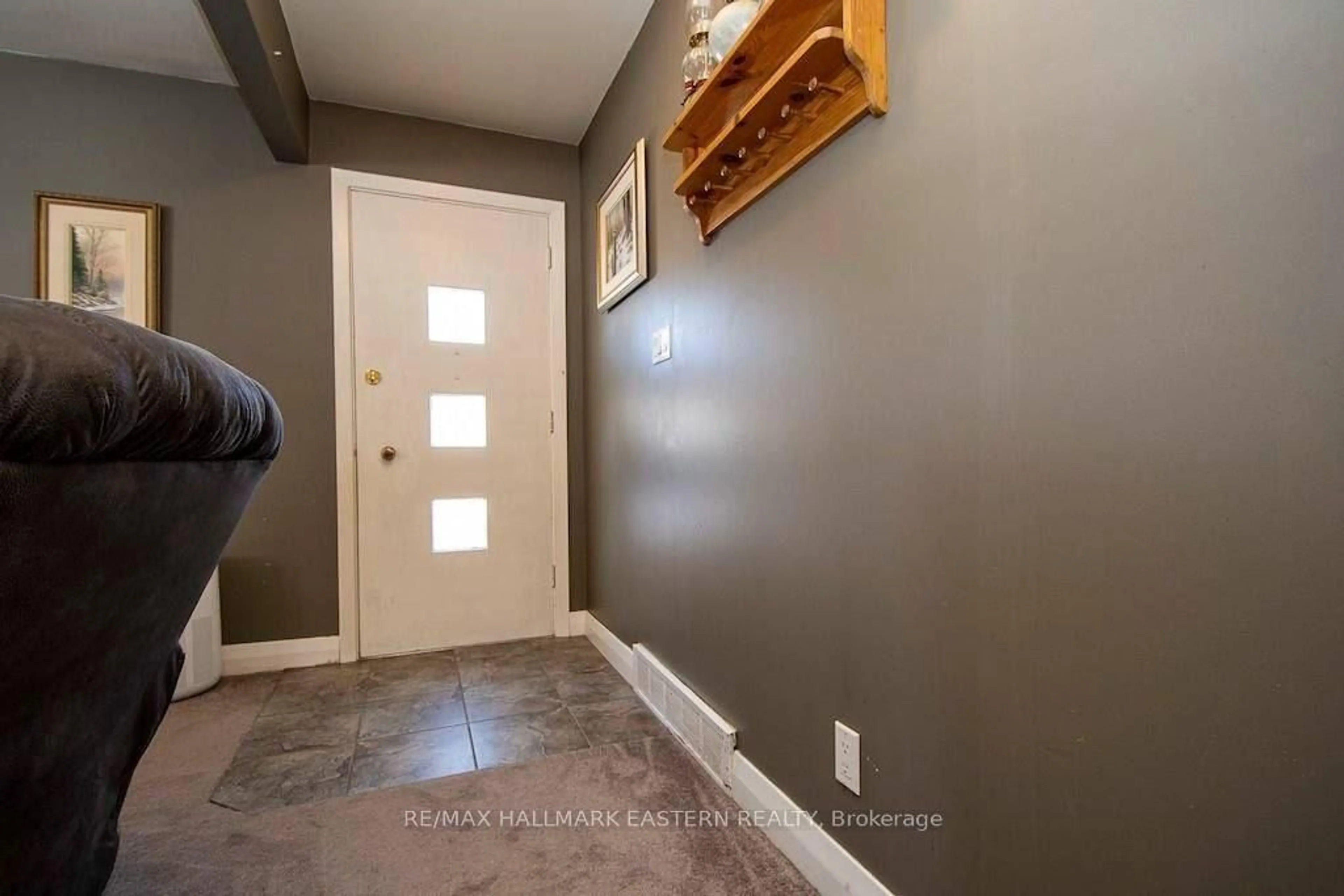 Indoor entryway for 1032 East Communication Rd, Selwyn Ontario K0L 1H0