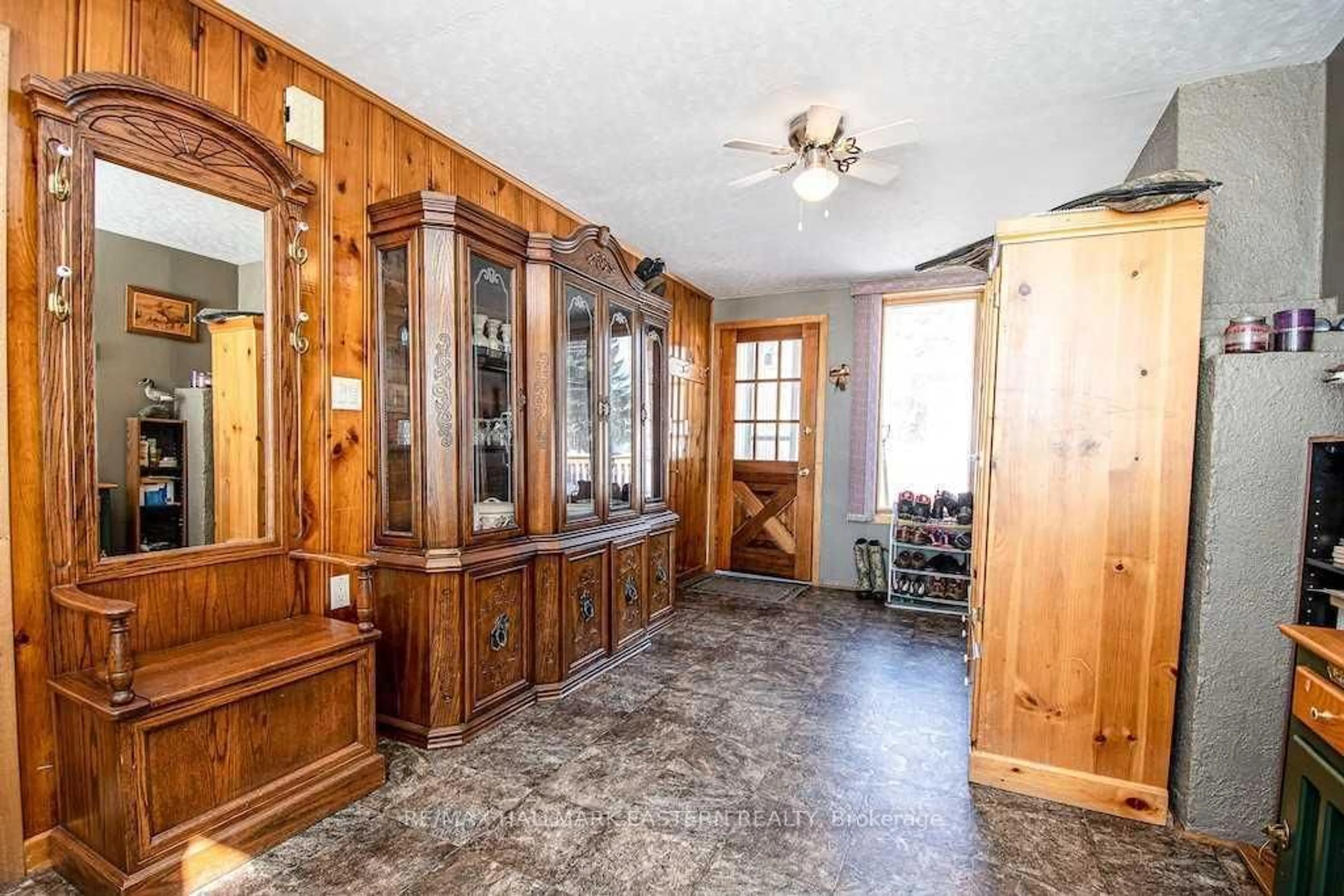 Indoor foyer for 1032 East Communication Rd, Selwyn Ontario K0L 1H0