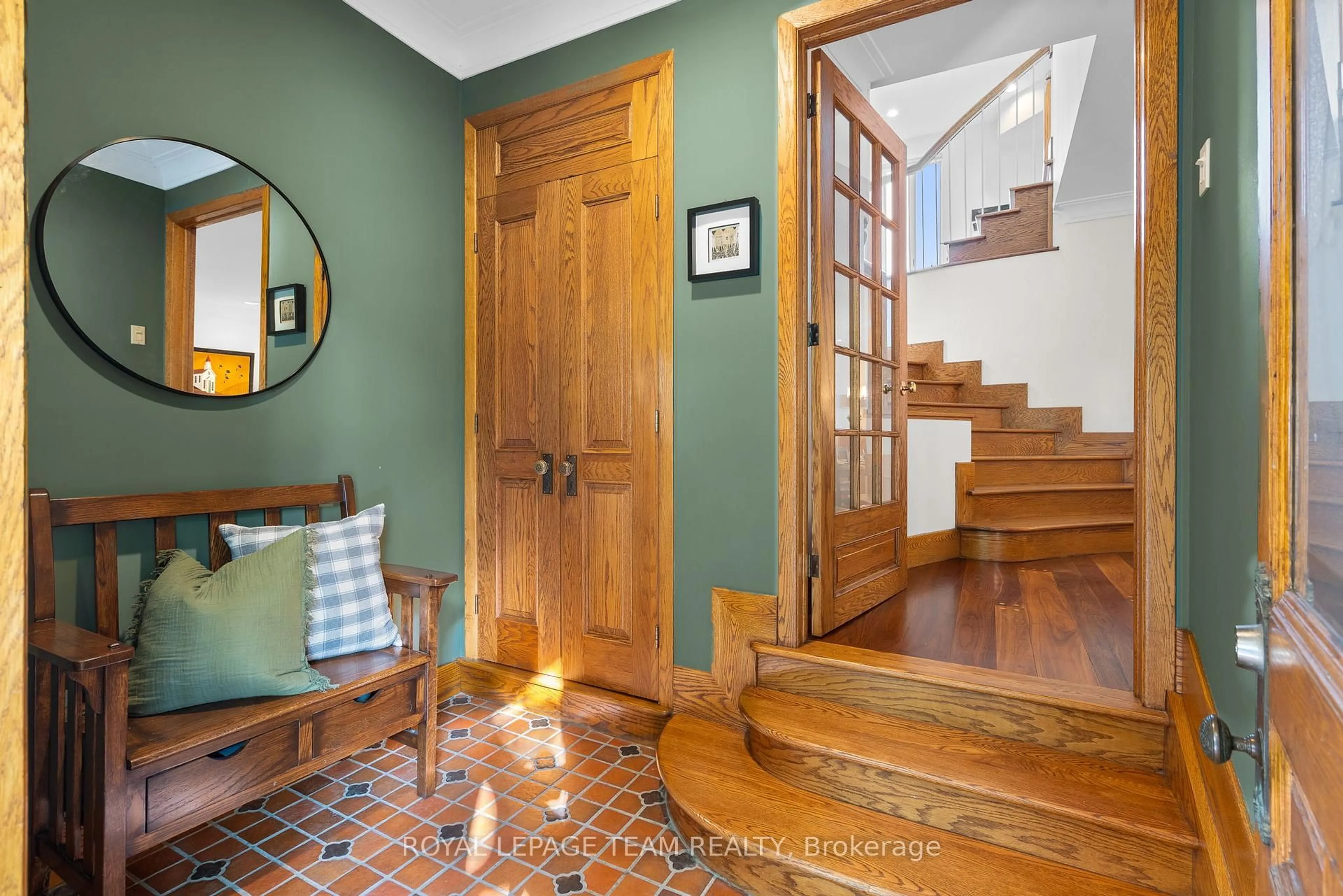 Indoor entryway for 595 Besserer St #A, Ottawa Ontario K1N 6C8