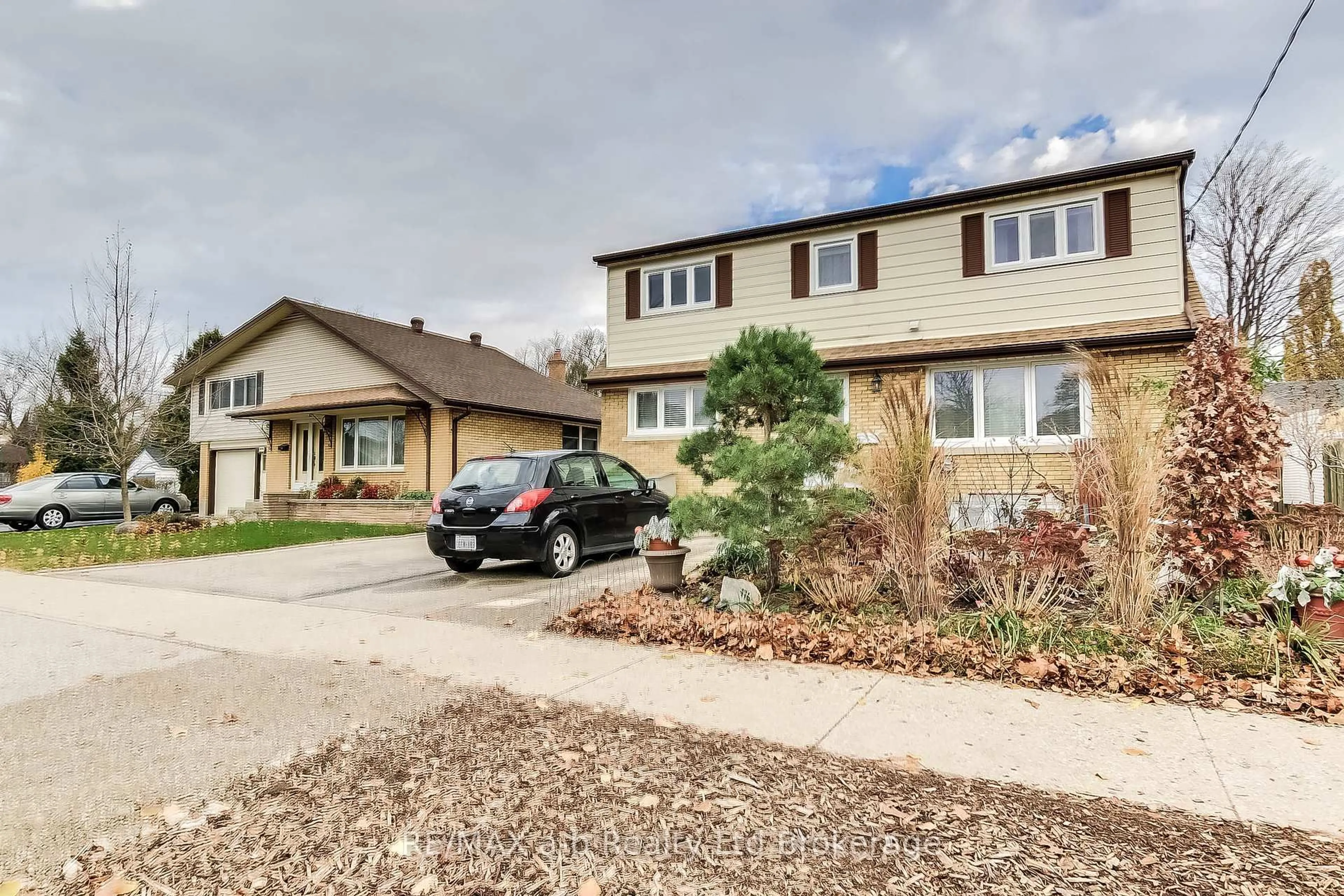 A pic from outside/outdoor area/front of a property/back of a property/a pic from drone, street for 476 Prospect Ave, Kitchener Ontario N2A 1E1