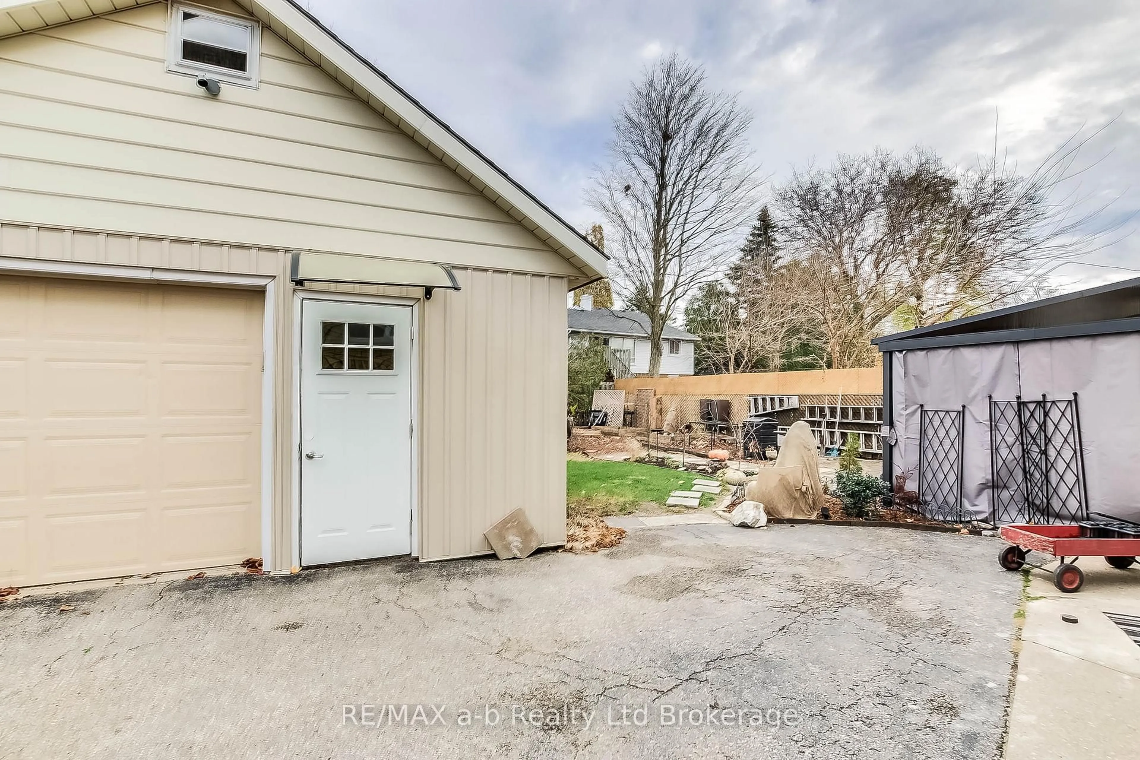 Indoor garage for 476 Prospect Ave, Kitchener Ontario N2A 1E1