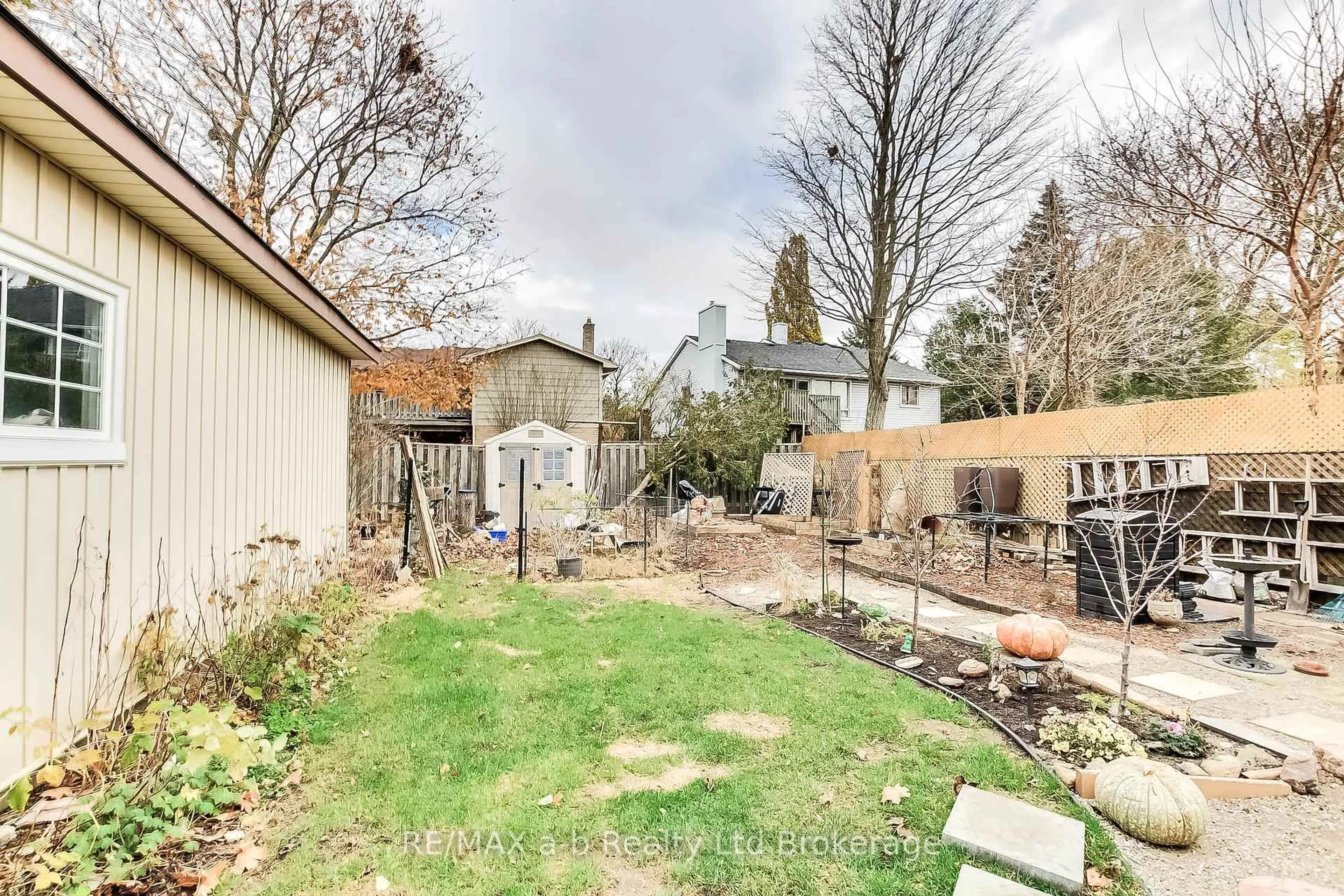 A pic from outside/outdoor area/front of a property/back of a property/a pic from drone, street for 476 Prospect Ave, Kitchener Ontario N2A 1E1