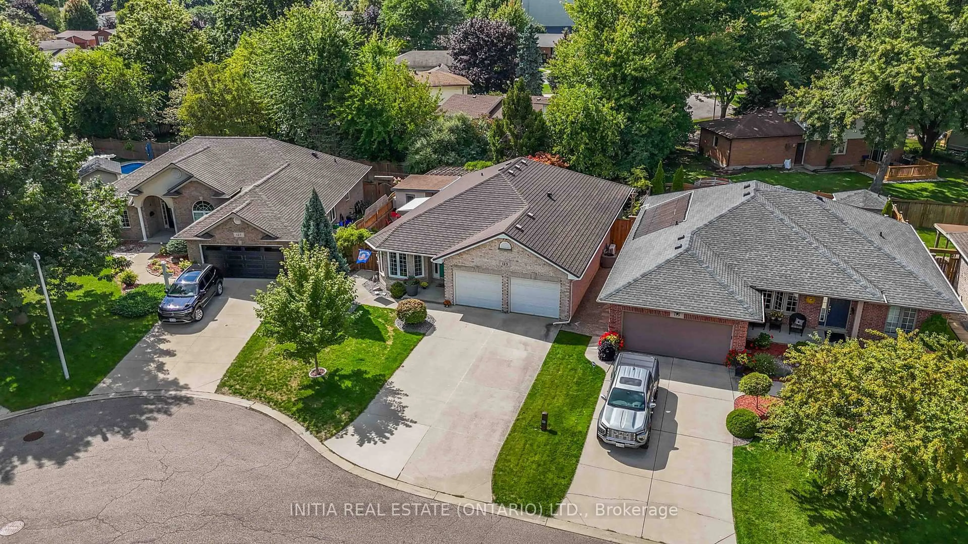 A pic from outside/outdoor area/front of a property/back of a property/a pic from drone, street for 123 Cassandra Blvd, Sarnia Ontario N7S 6N1