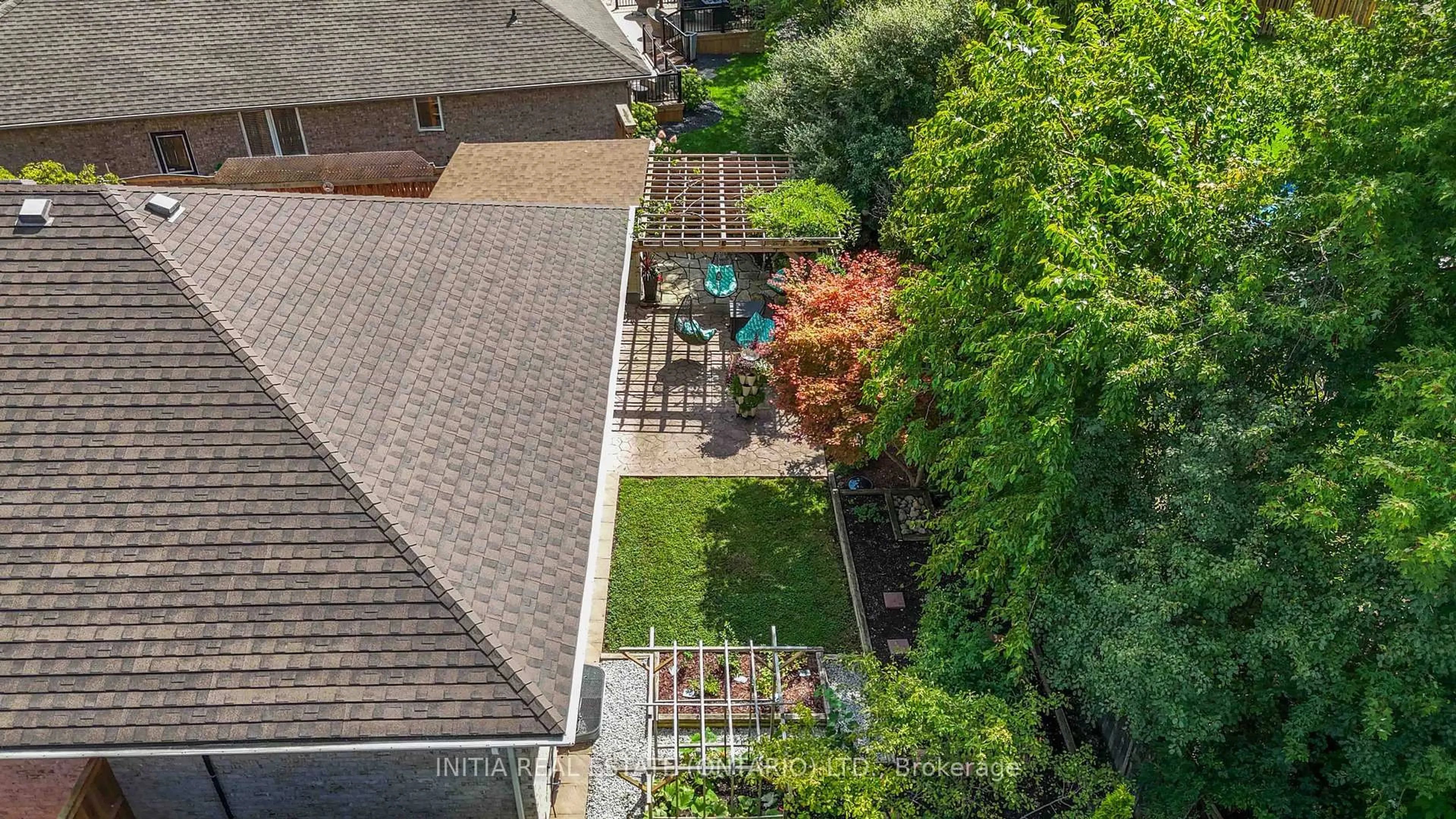 A pic from outside/outdoor area/front of a property/back of a property/a pic from drone, street for 123 Cassandra Blvd, Sarnia Ontario N7S 6N1