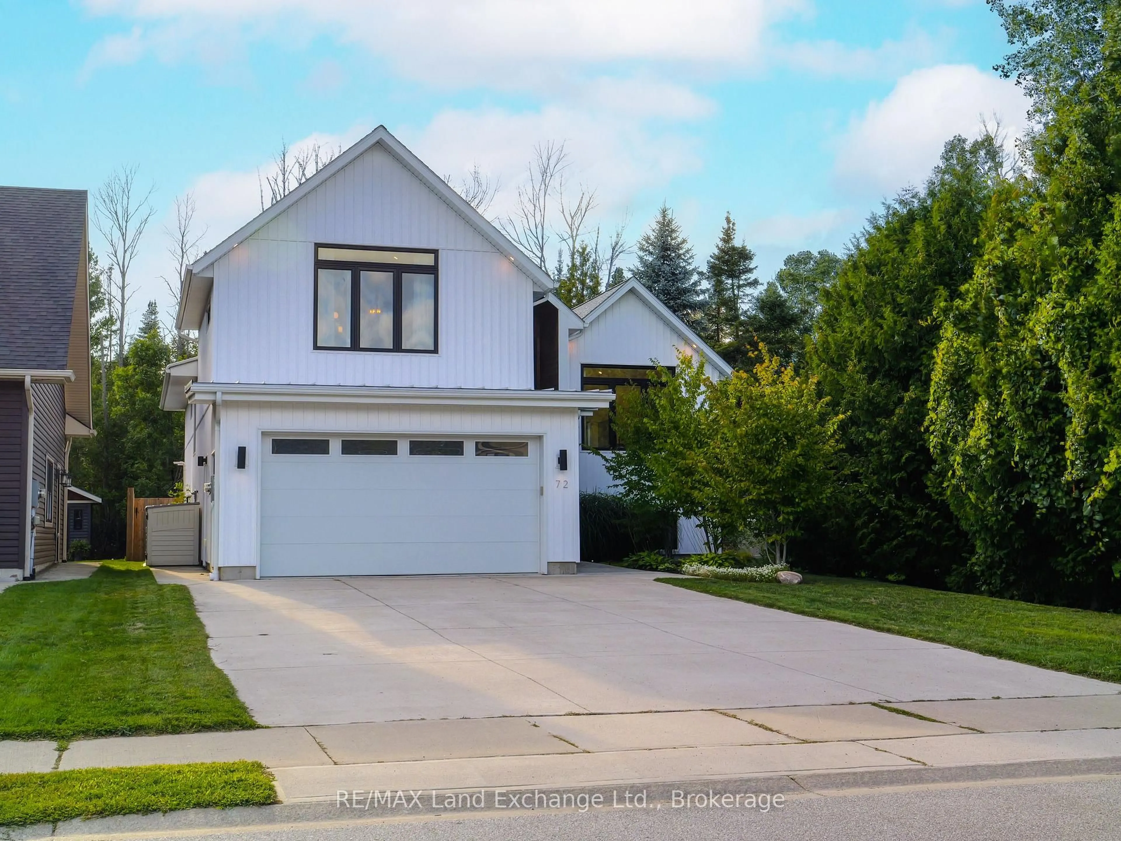 Home with vinyl exterior material, street for 72 OTTAWA Ave, Saugeen Shores Ontario N0H 2L0