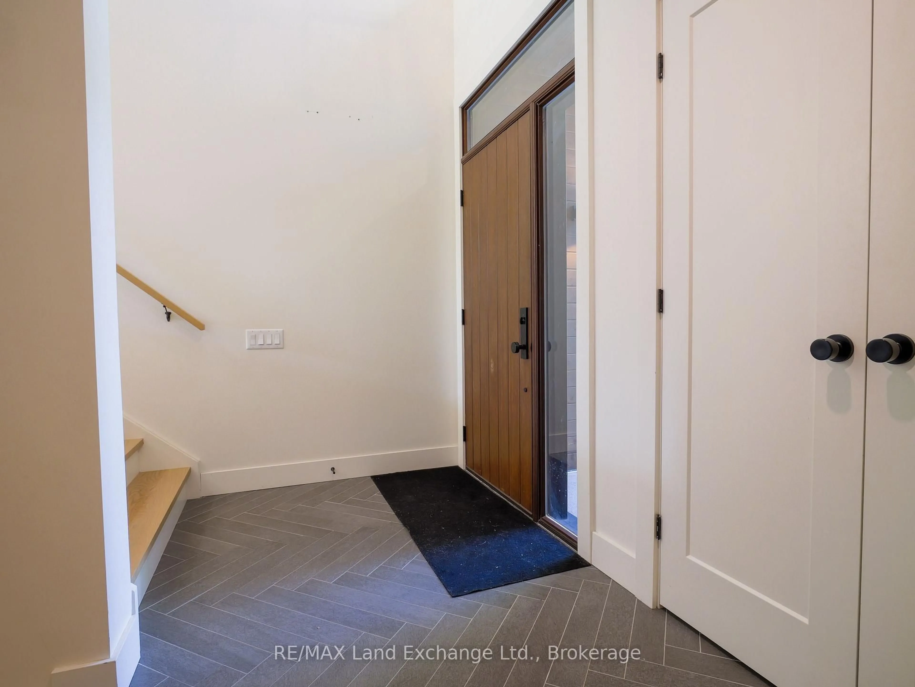 Indoor foyer for 72 OTTAWA Ave, Saugeen Shores Ontario N0H 2L0