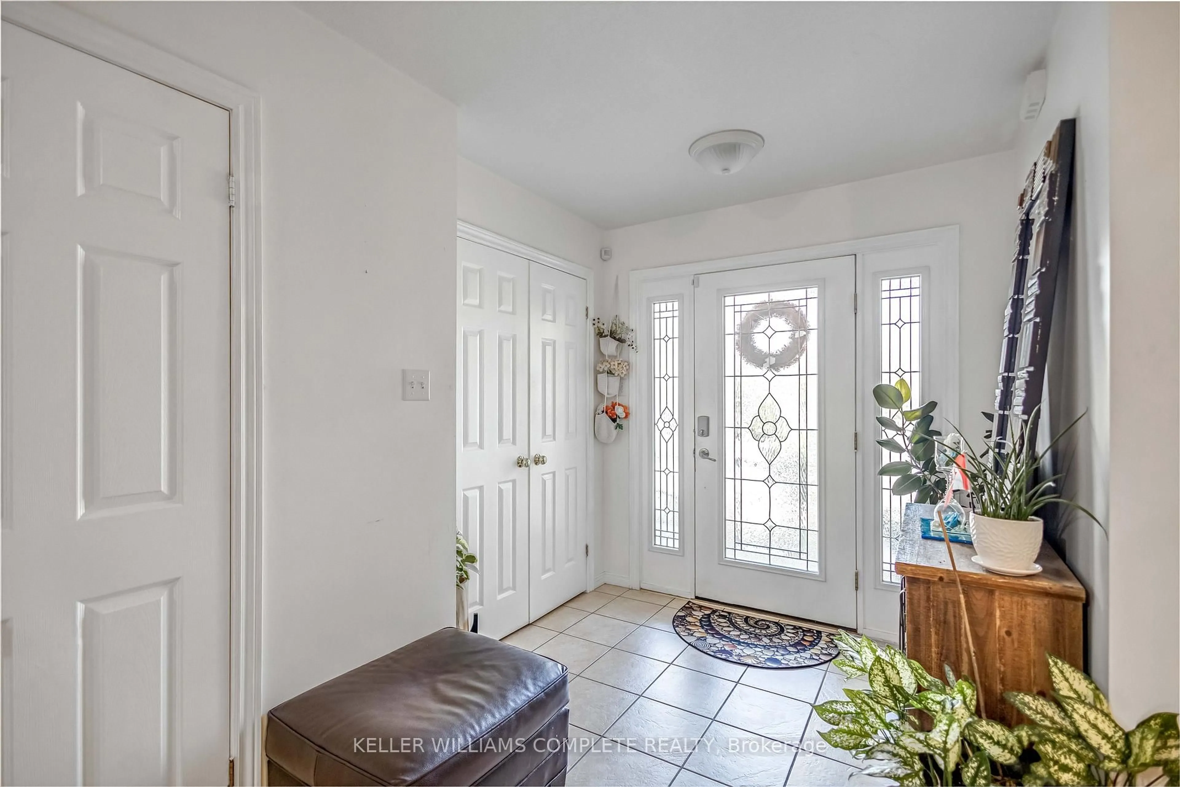 Indoor entryway for 16 JESSICA St, Hamilton Ontario L8W 4A3