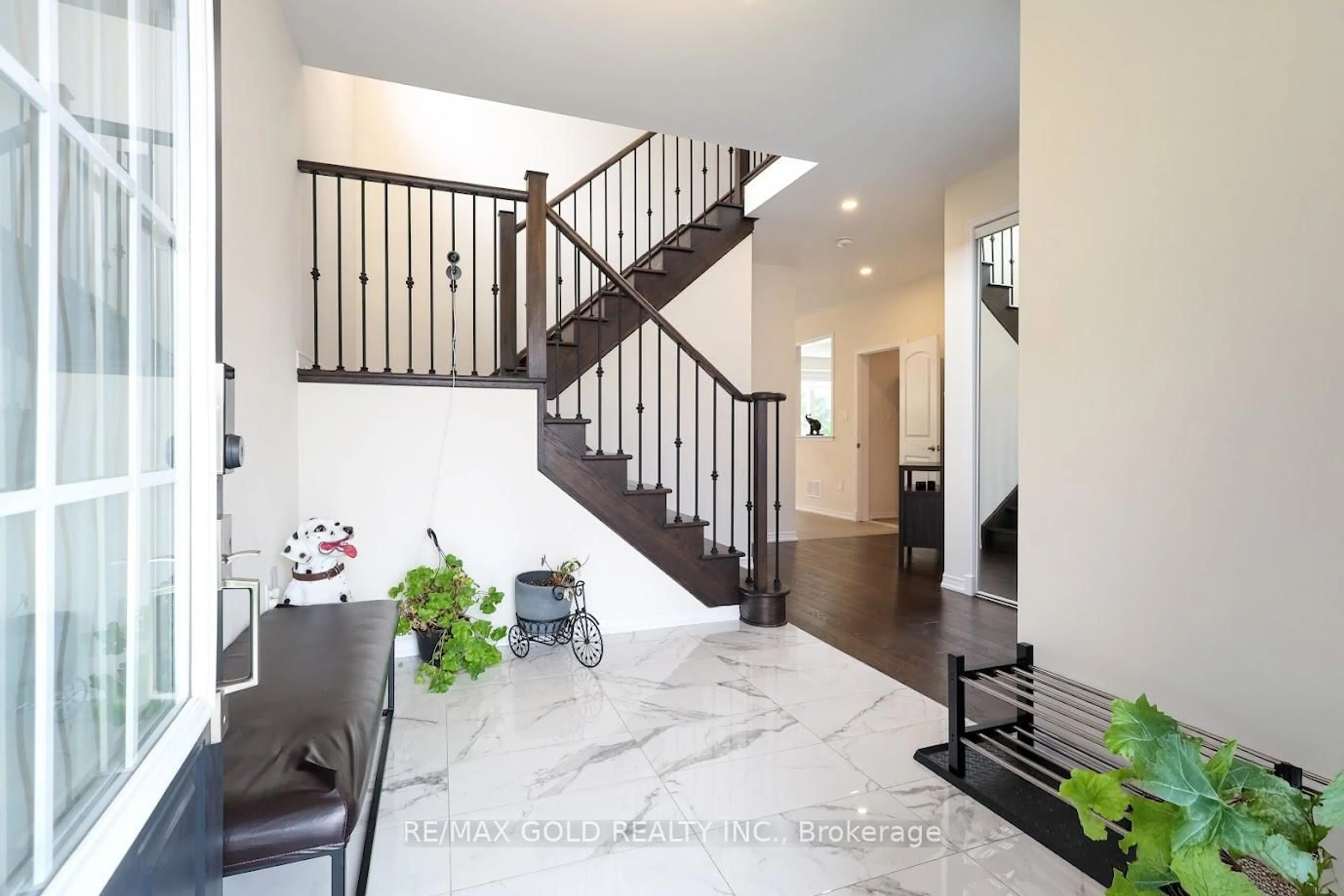 Indoor entryway for 7892 Odell Cres, Niagara Falls Ontario L2H 3R6