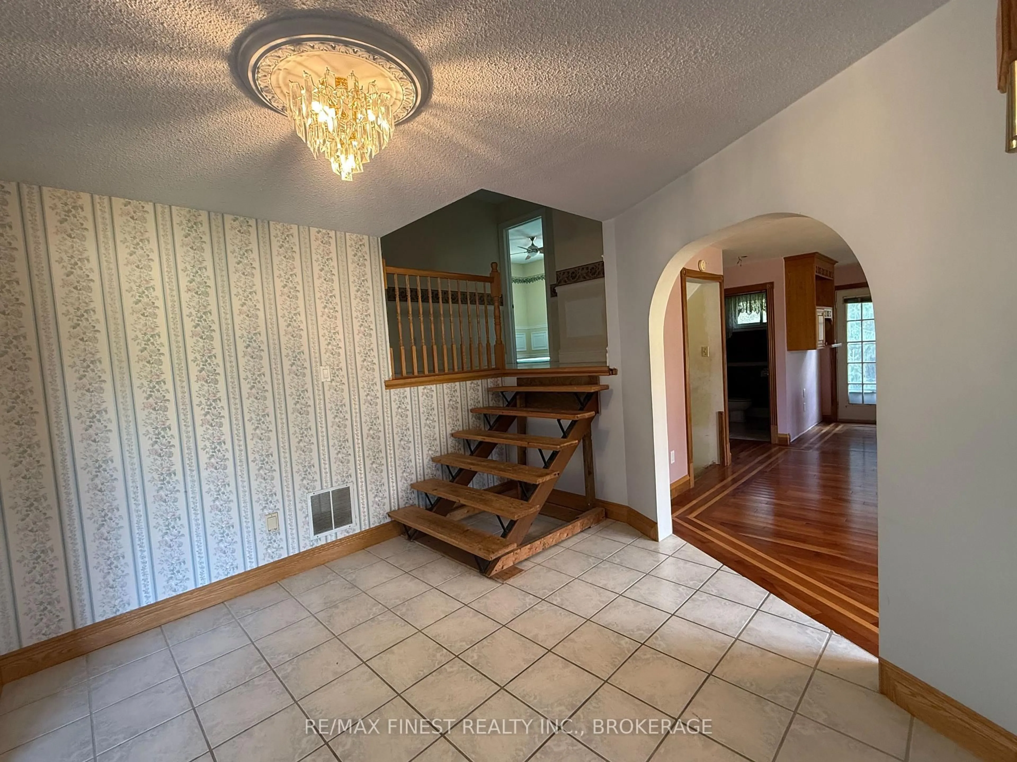 Indoor foyer for 1712 Creekside Dr, Bissett Creek Ontario K0H 2H0