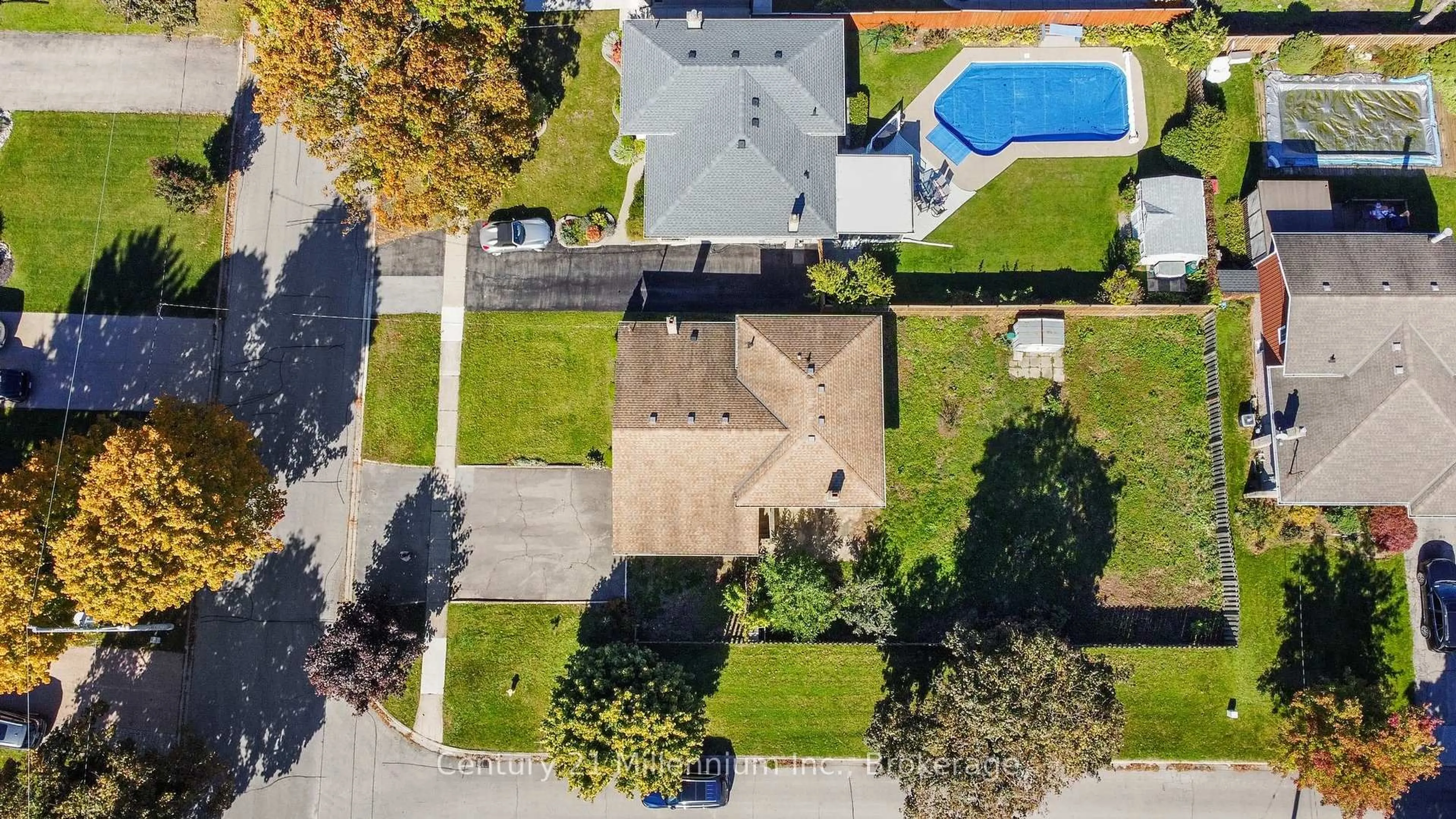A pic from outside/outdoor area/front of a property/back of a property/a pic from drone, street for 36 Shoreline Dr, St. Catharines Ontario L2N 3W1