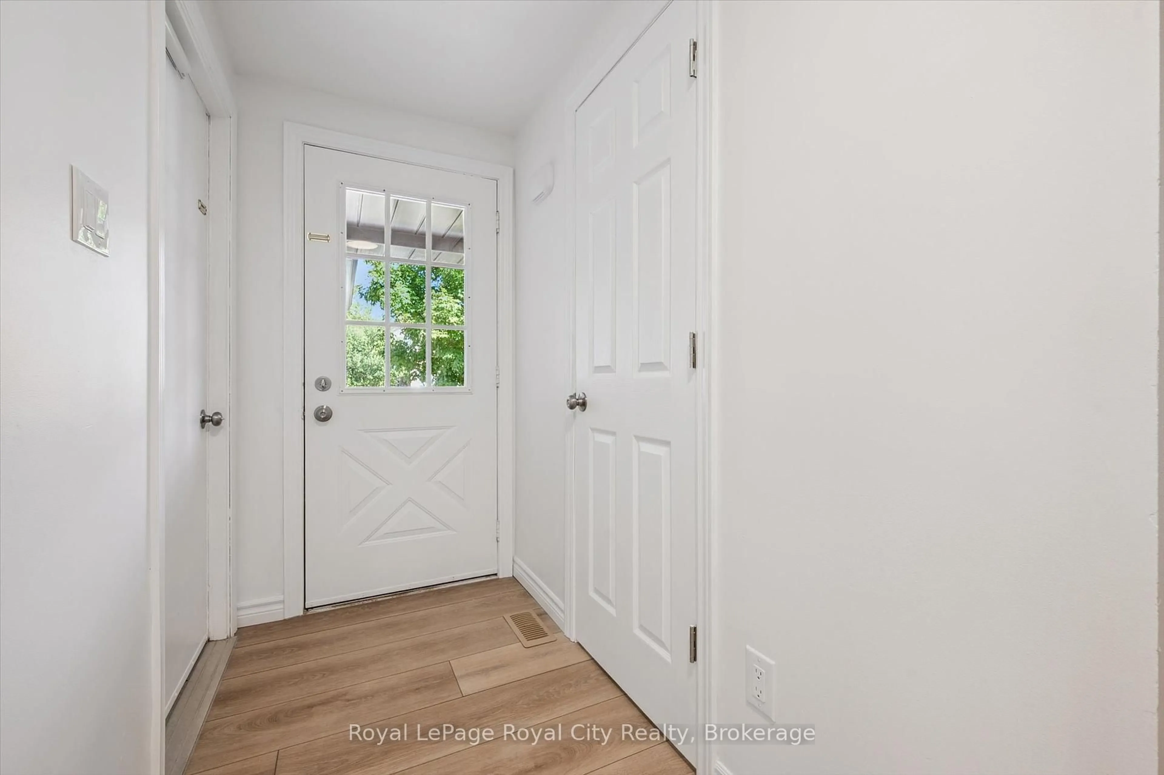 Indoor entryway for 43 Koch Dr, Guelph Ontario N1G 4G6