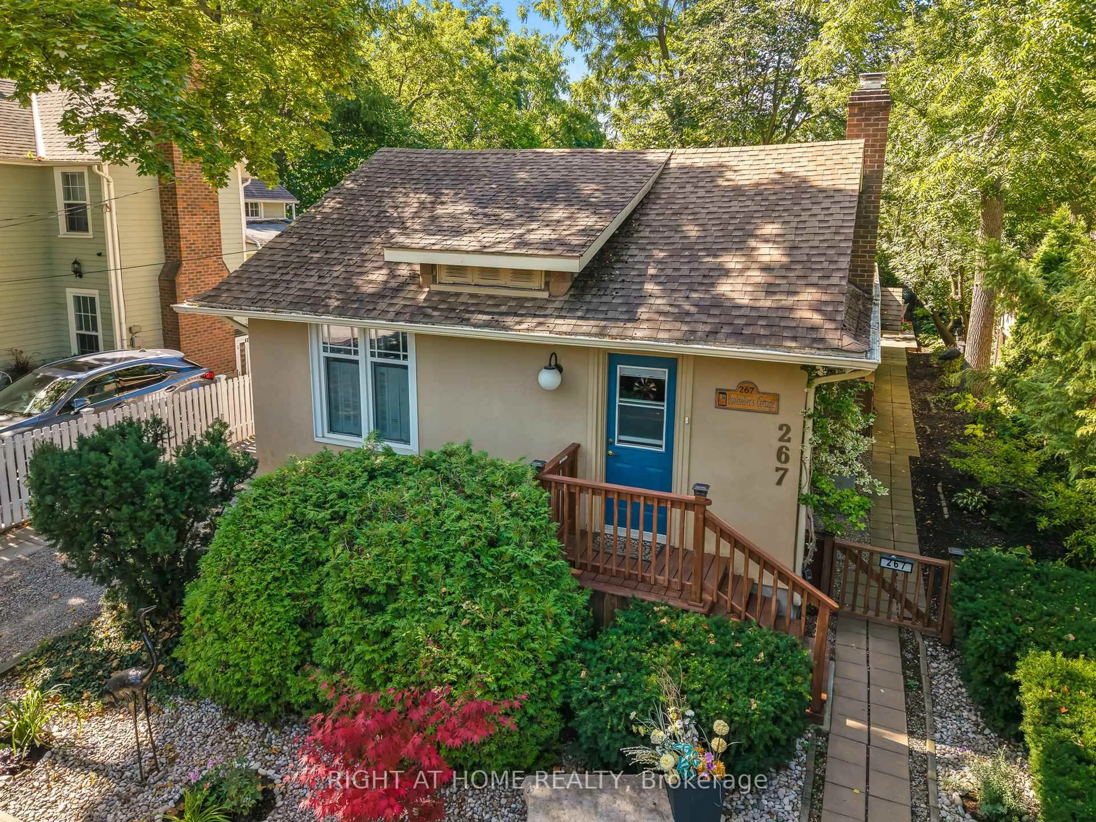 A pic from outside/outdoor area/front of a property/back of a property/a pic from drone, unknown for 267 Victoria St, Niagara-on-the-Lake Ontario L0S 1J0