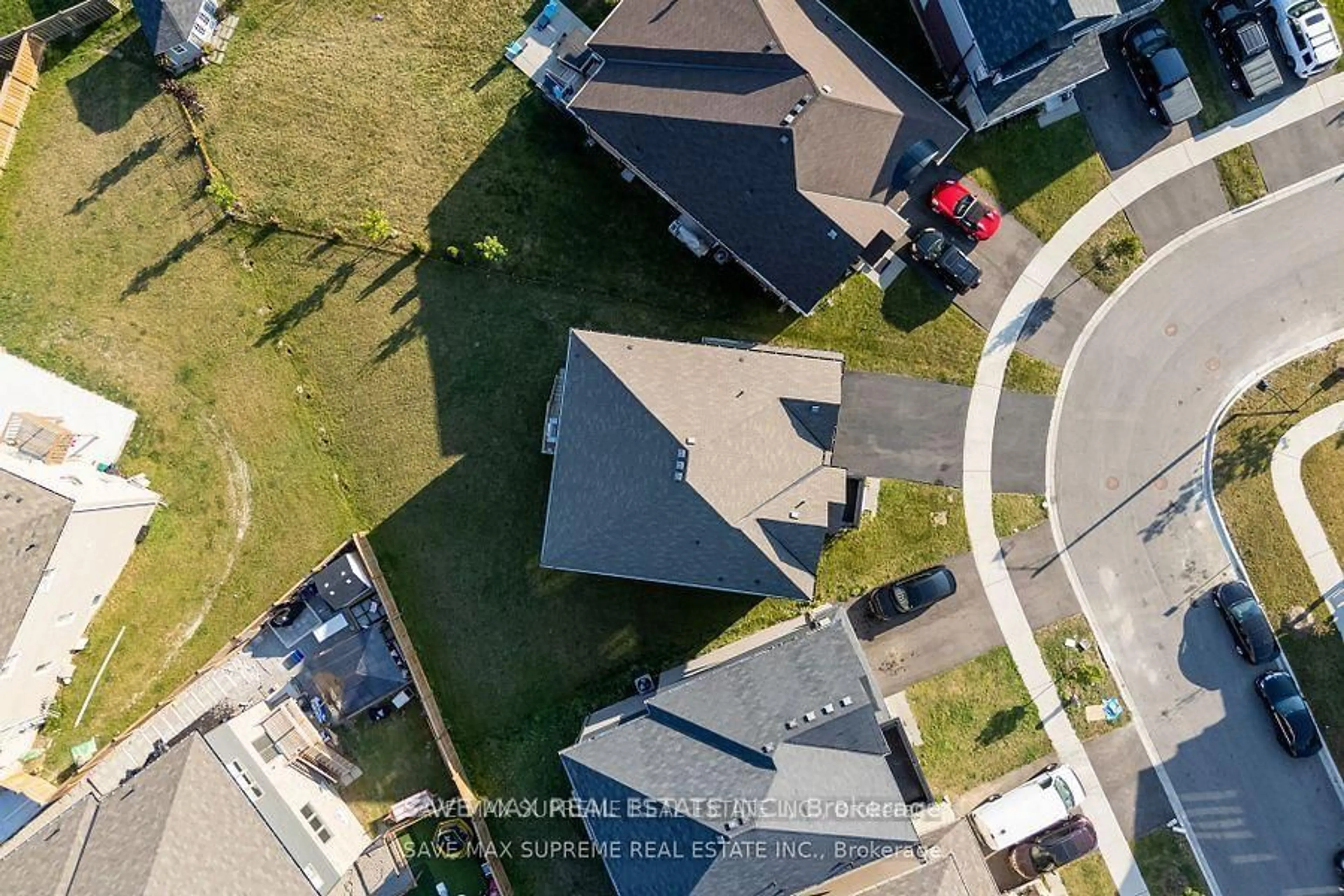 A pic from outside/outdoor area/front of a property/back of a property/a pic from drone, street for 32 Sleeth St, Brantford Ontario N3S 0J7
