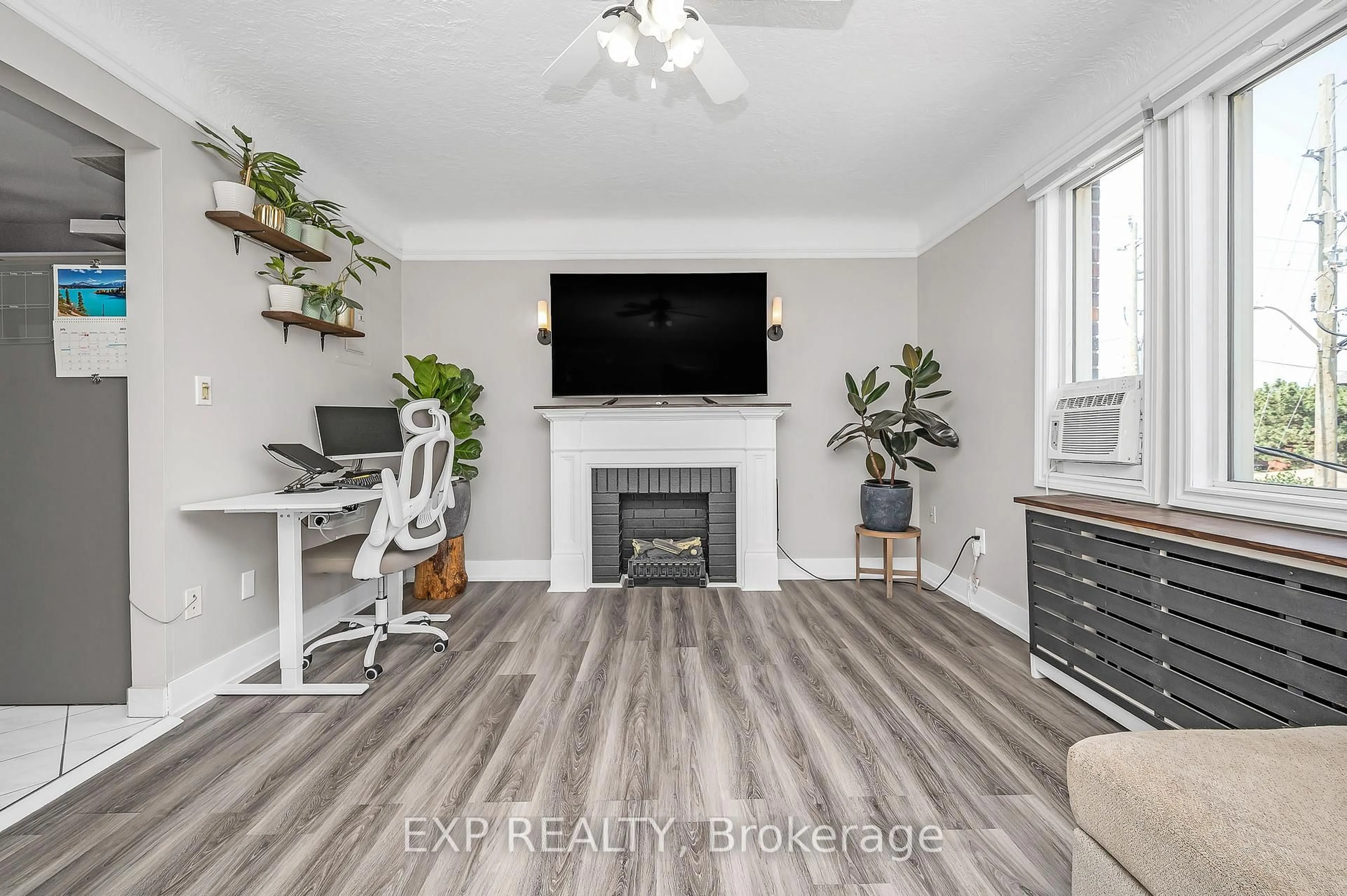 Living room with furniture, unknown for 6 Vineland Ave #22, Hamilton Ontario L8M 1R4
