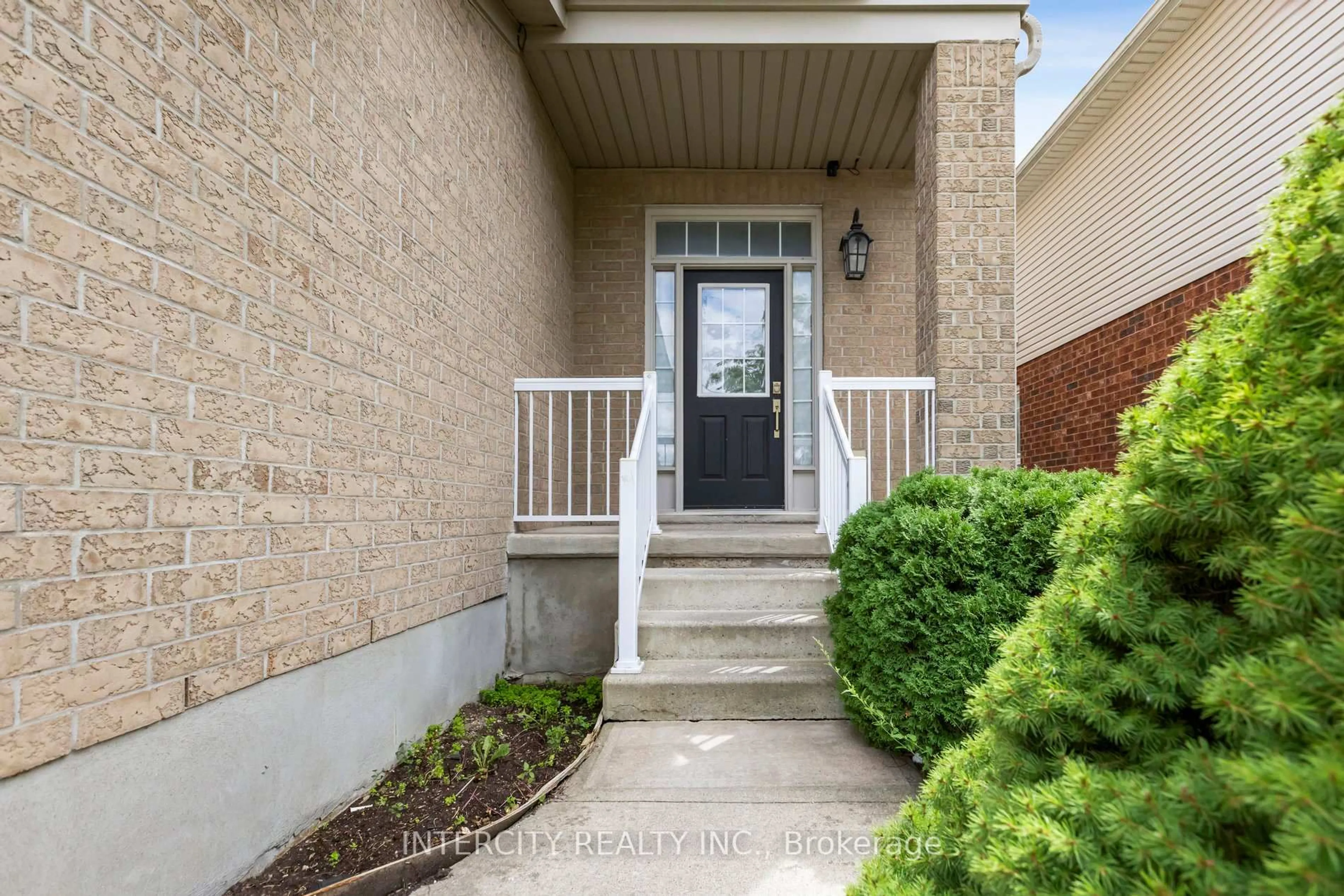 Indoor entryway for 28 Vivian Baulk St, Cambridge Ontario N3H 5R1
