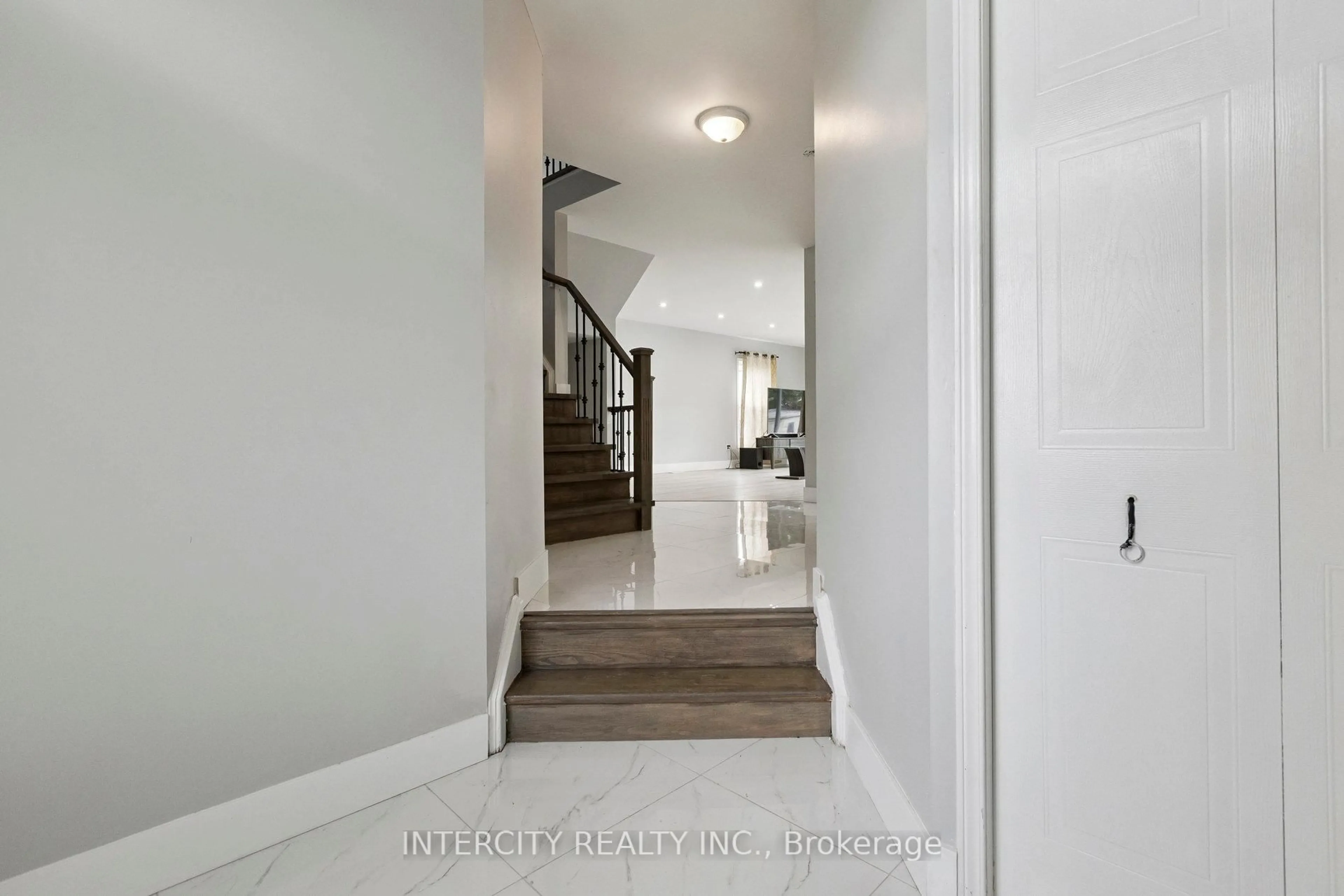 Unknown for 28 Vivian Baulk St, Cambridge Ontario N3H 5R1