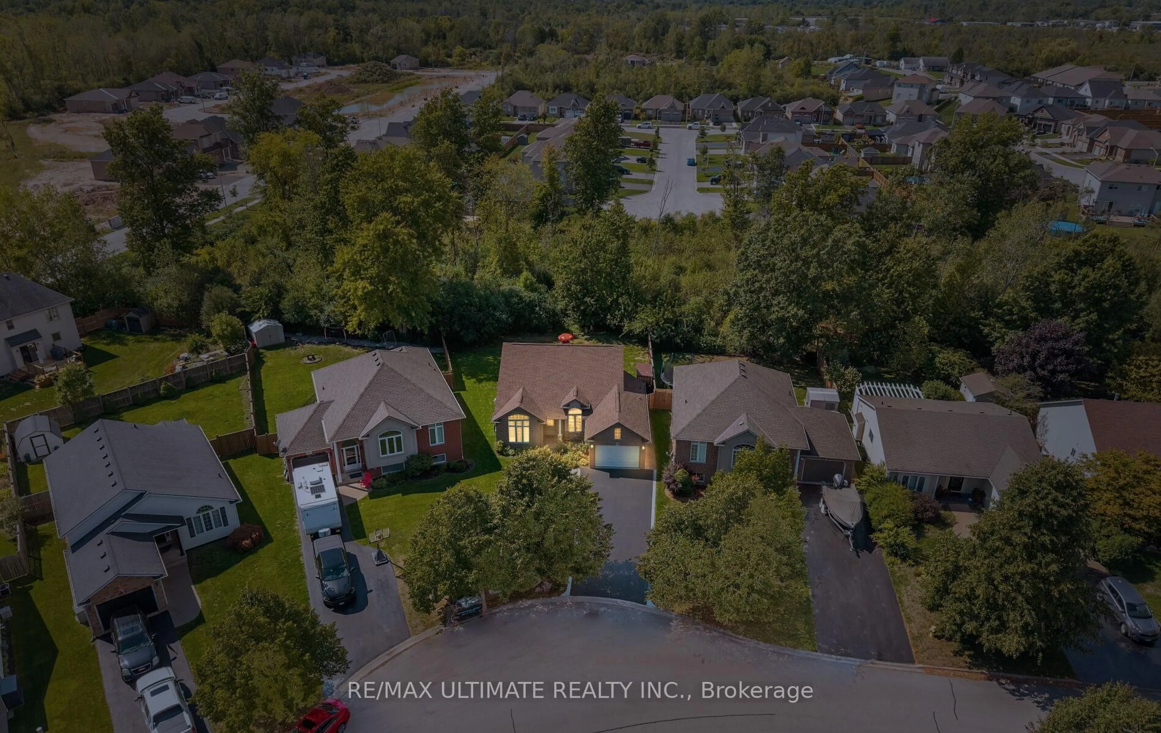 A pic from outside/outdoor area/front of a property/back of a property/a pic from drone, street for 893 CANADA Dr, Fort Erie Ontario L2A 6E9
