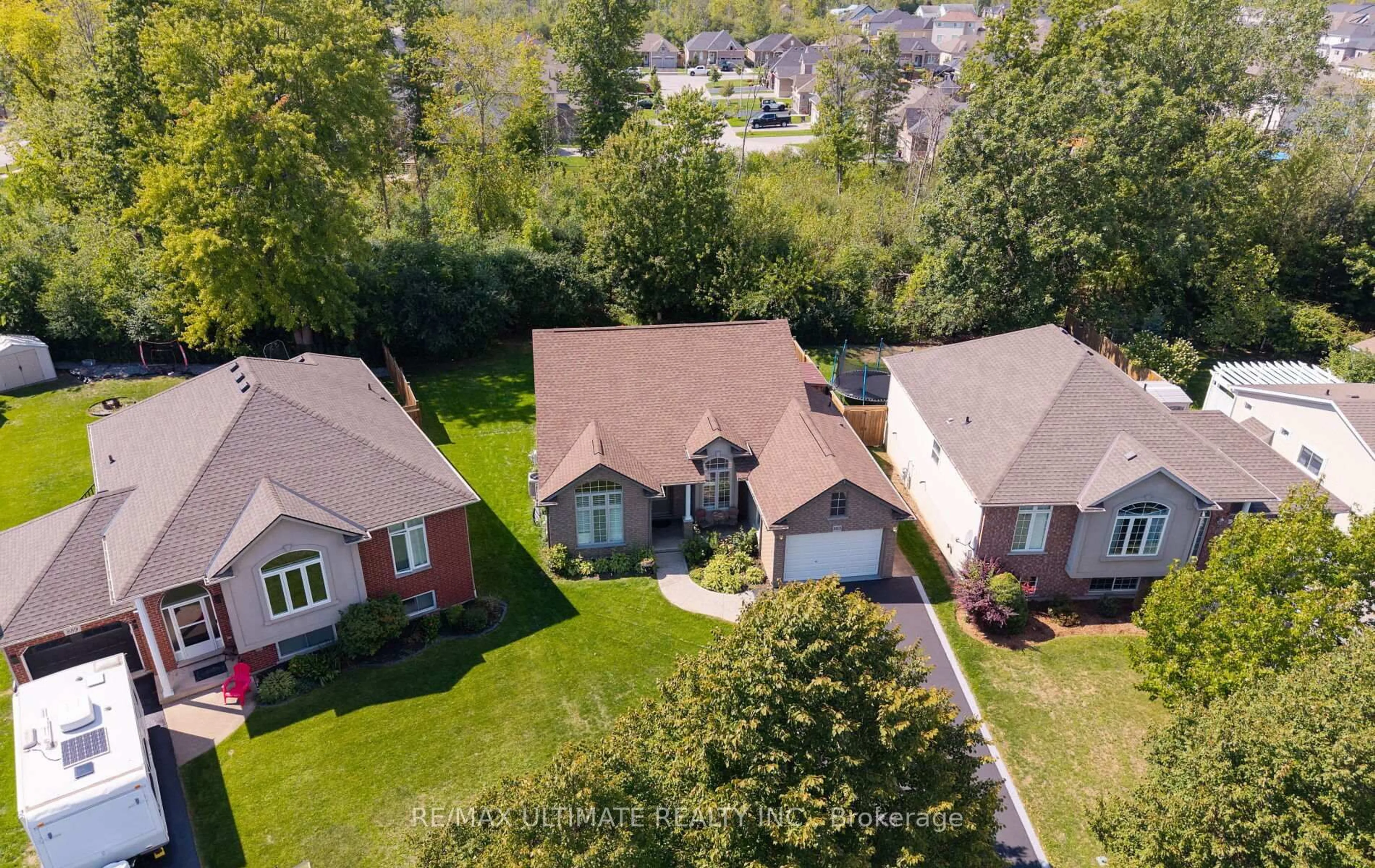 A pic from outside/outdoor area/front of a property/back of a property/a pic from drone, street for 893 CANADA Dr, Fort Erie Ontario L2A 6E9