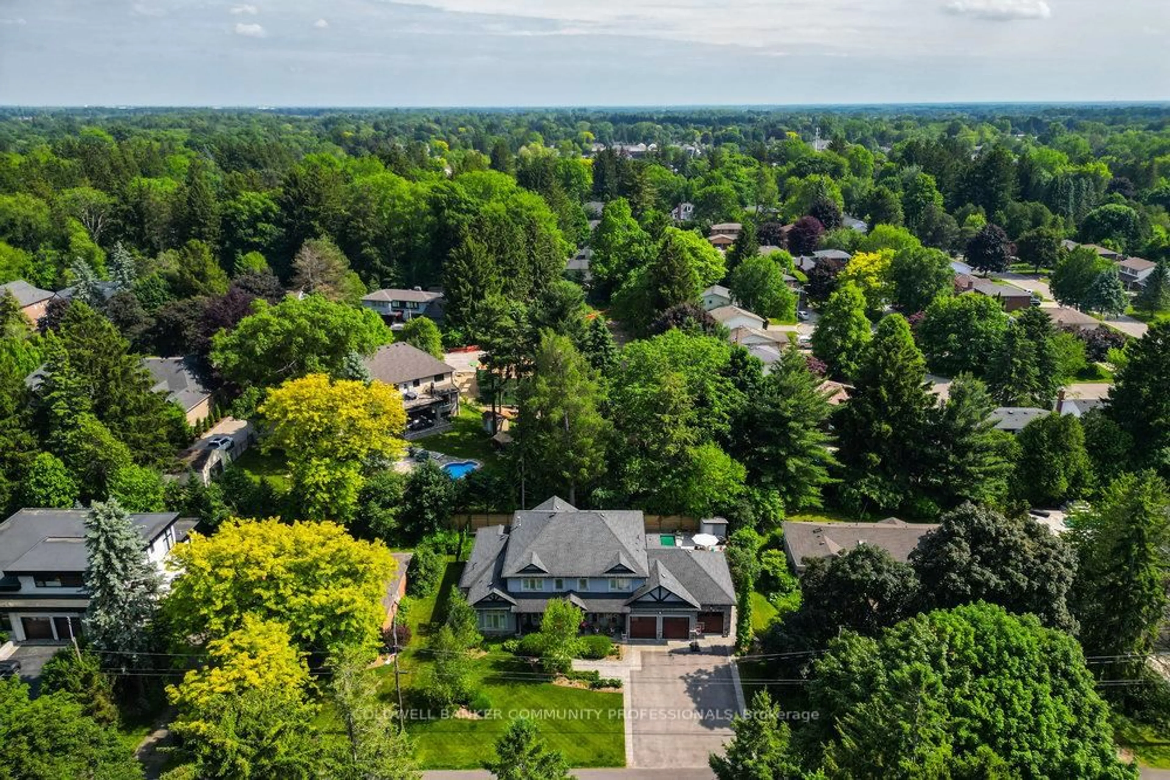 A pic from outside/outdoor area/front of a property/back of a property/a pic from drone, unknown for 60 Parker Ave, Hamilton Ontario L9G 1A7