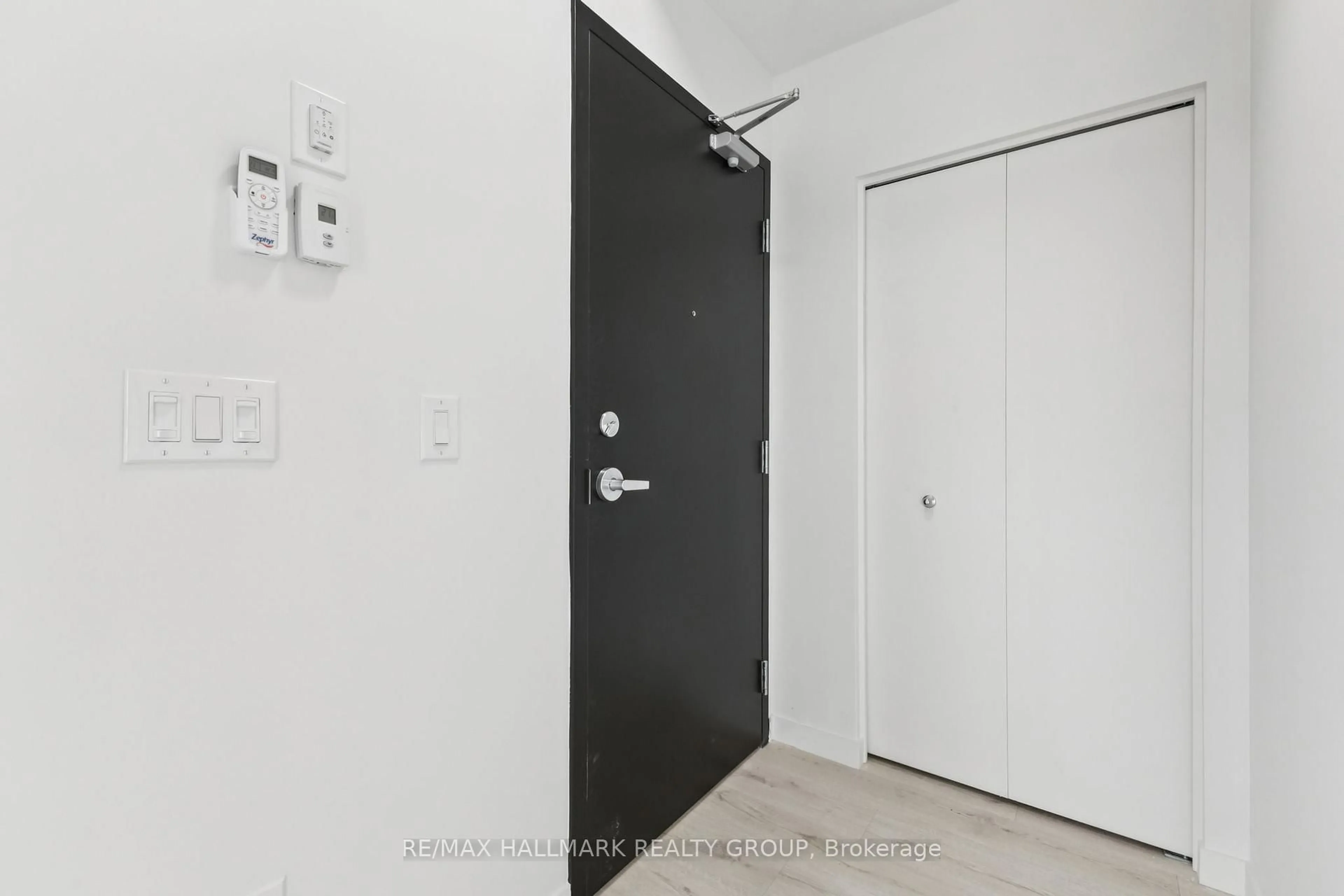 Indoor entryway for 26 Mcarthur Ave, Ottawa Ontario K1L 6R2
