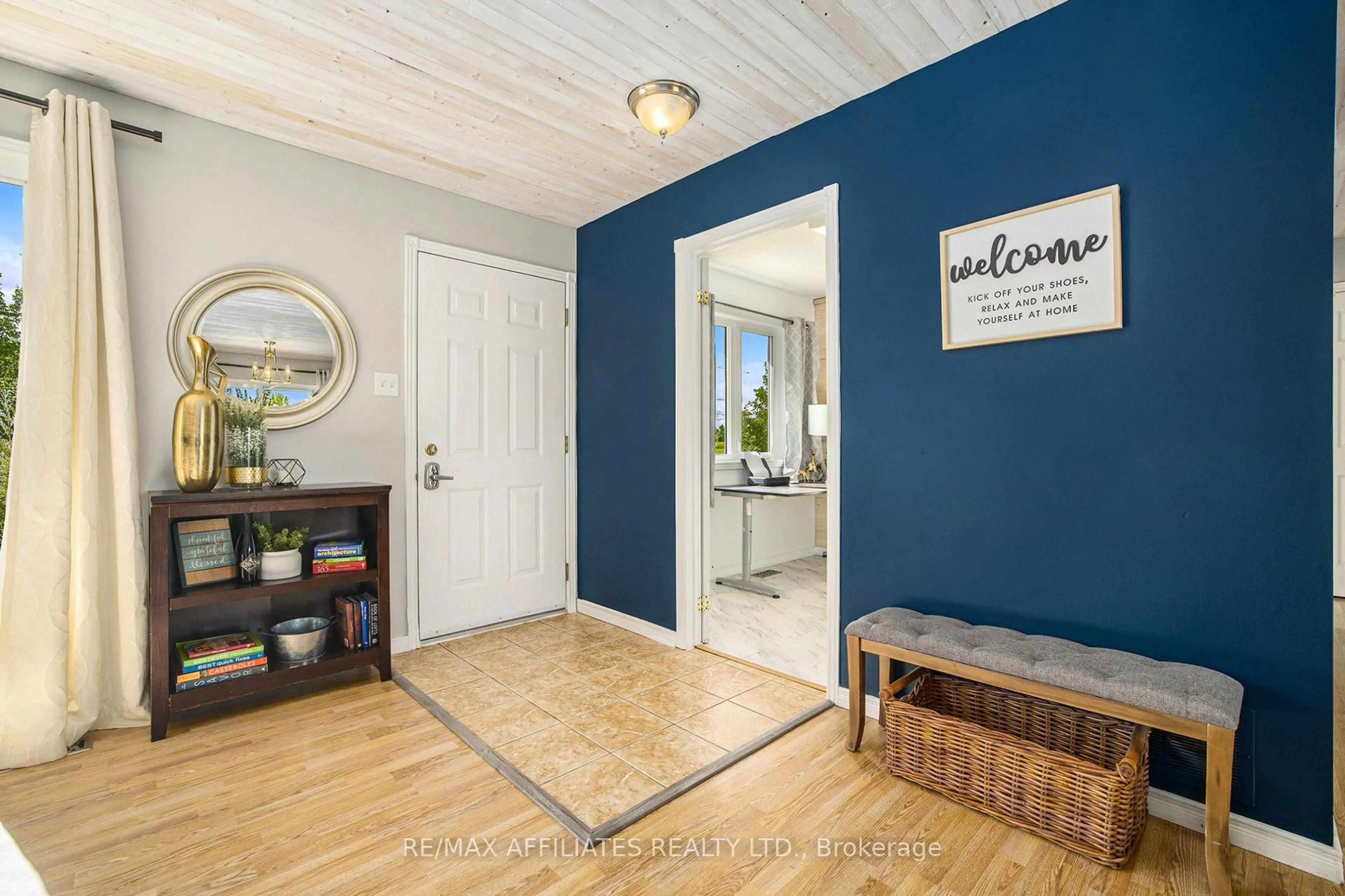 Indoor entryway for 221 Hawley Rd, Merrickville-Wolford Ontario K0G 1G0