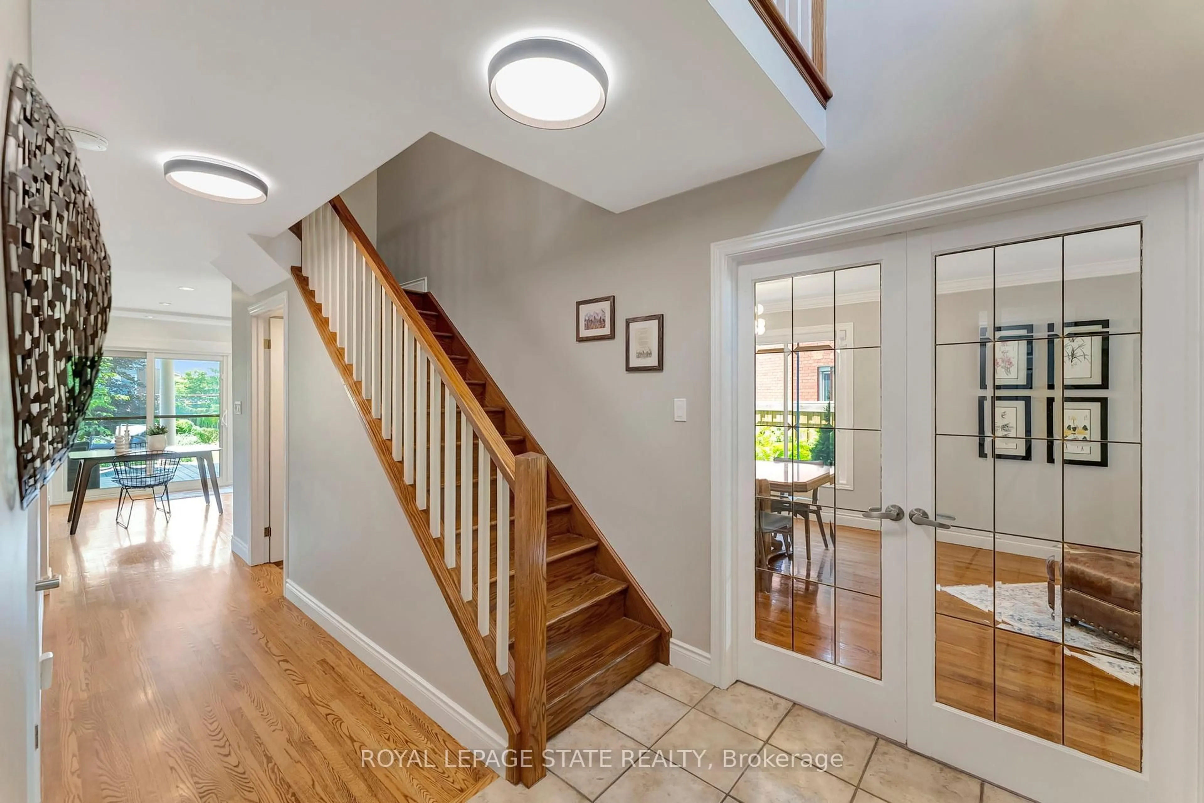 Indoor entryway for 14 Anita Crt, Hamilton Ontario L8W 3A6