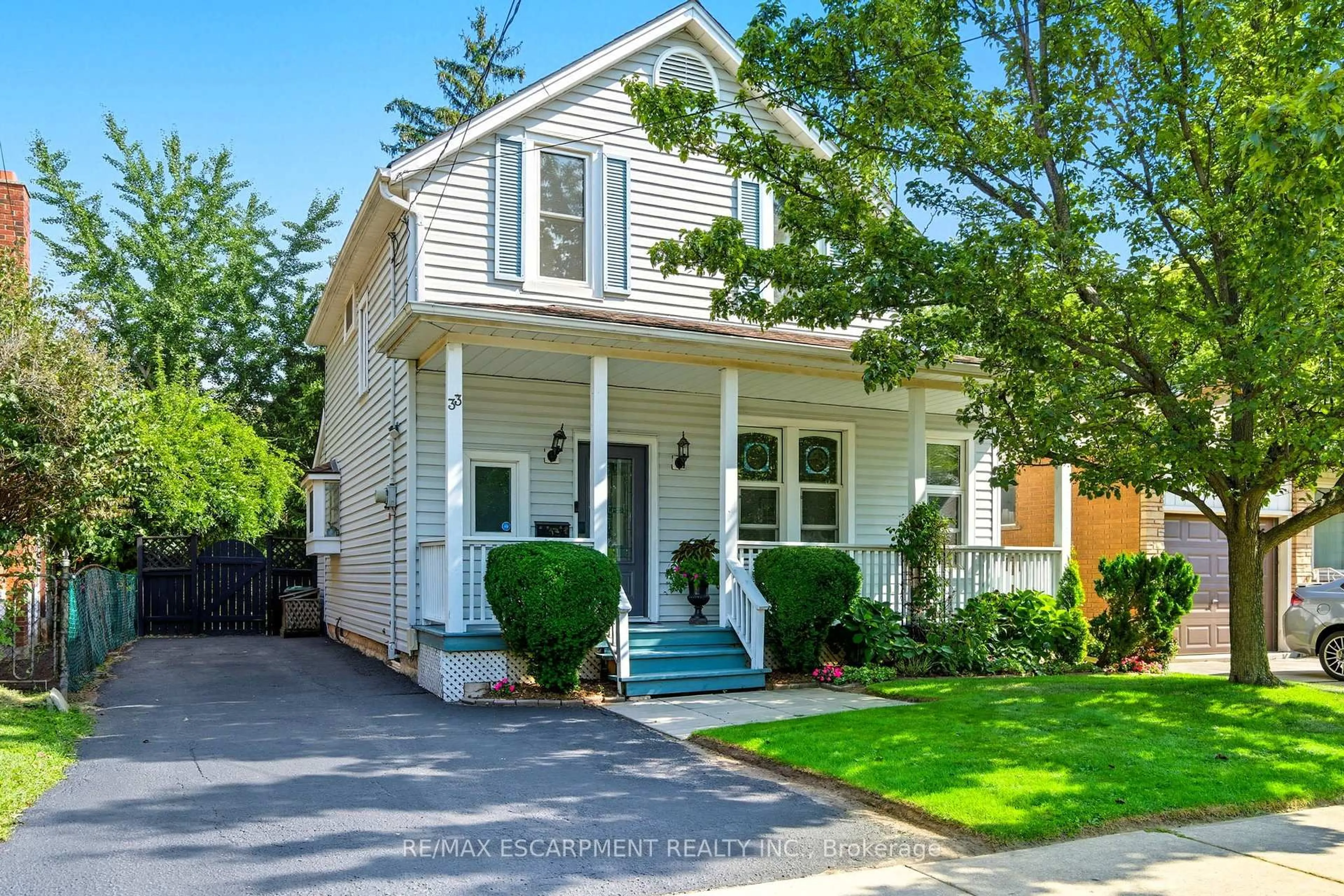 Home with vinyl exterior material, street for 33 Broadway Ave, Hamilton Ontario L8S 2V6