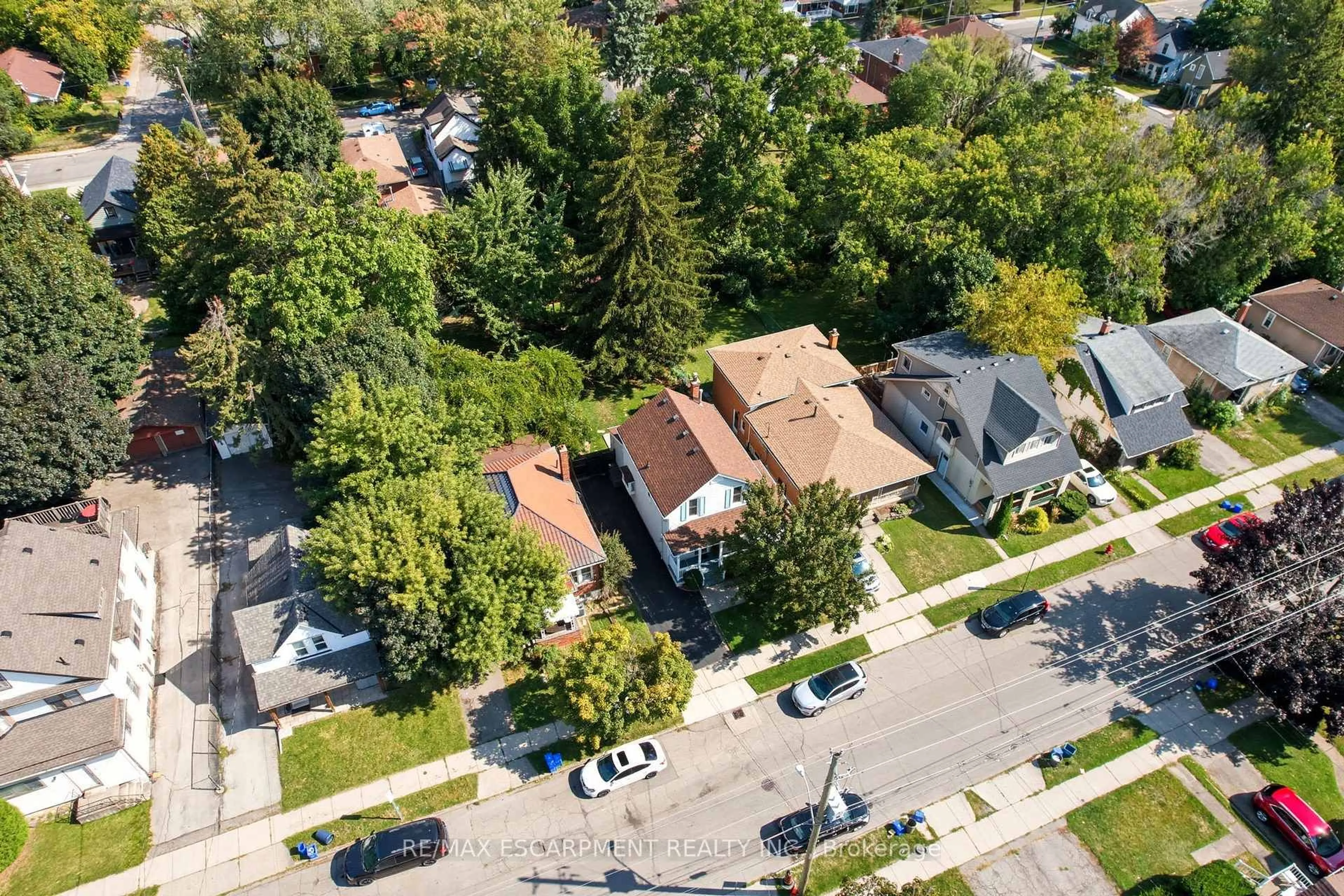 A pic from outside/outdoor area/front of a property/back of a property/a pic from drone, street for 33 Broadway Ave, Hamilton Ontario L8S 2V6