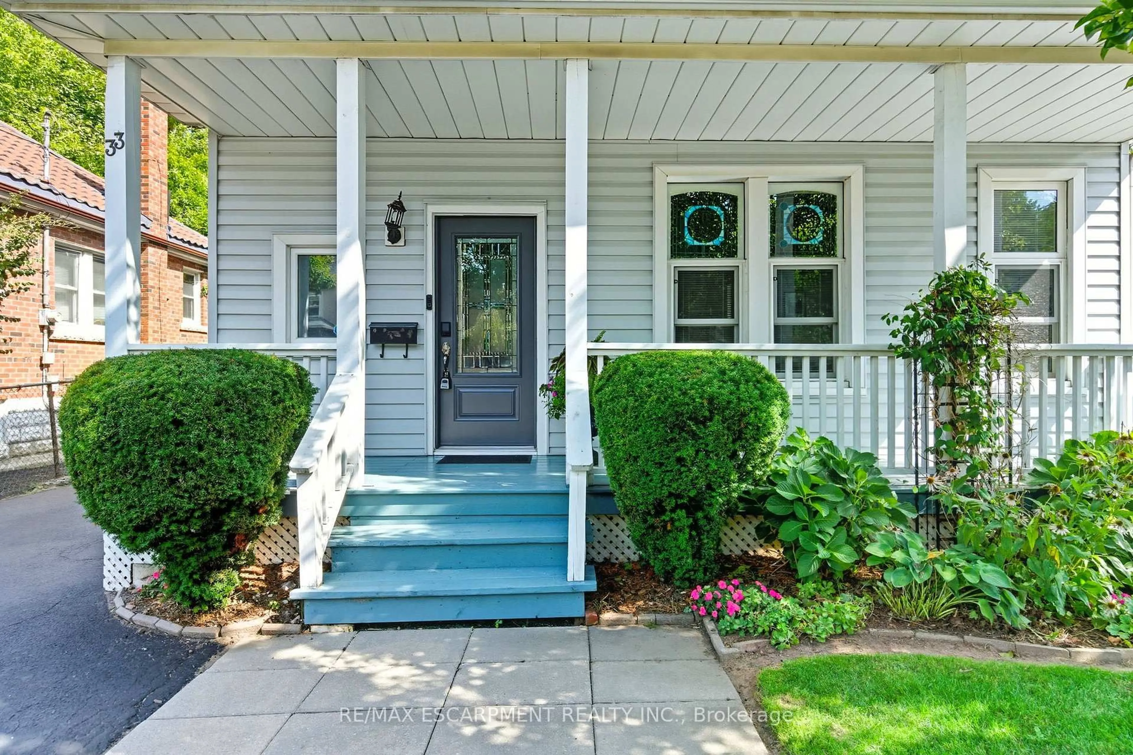Home with vinyl exterior material, street for 33 Broadway Ave, Hamilton Ontario L8S 2V6